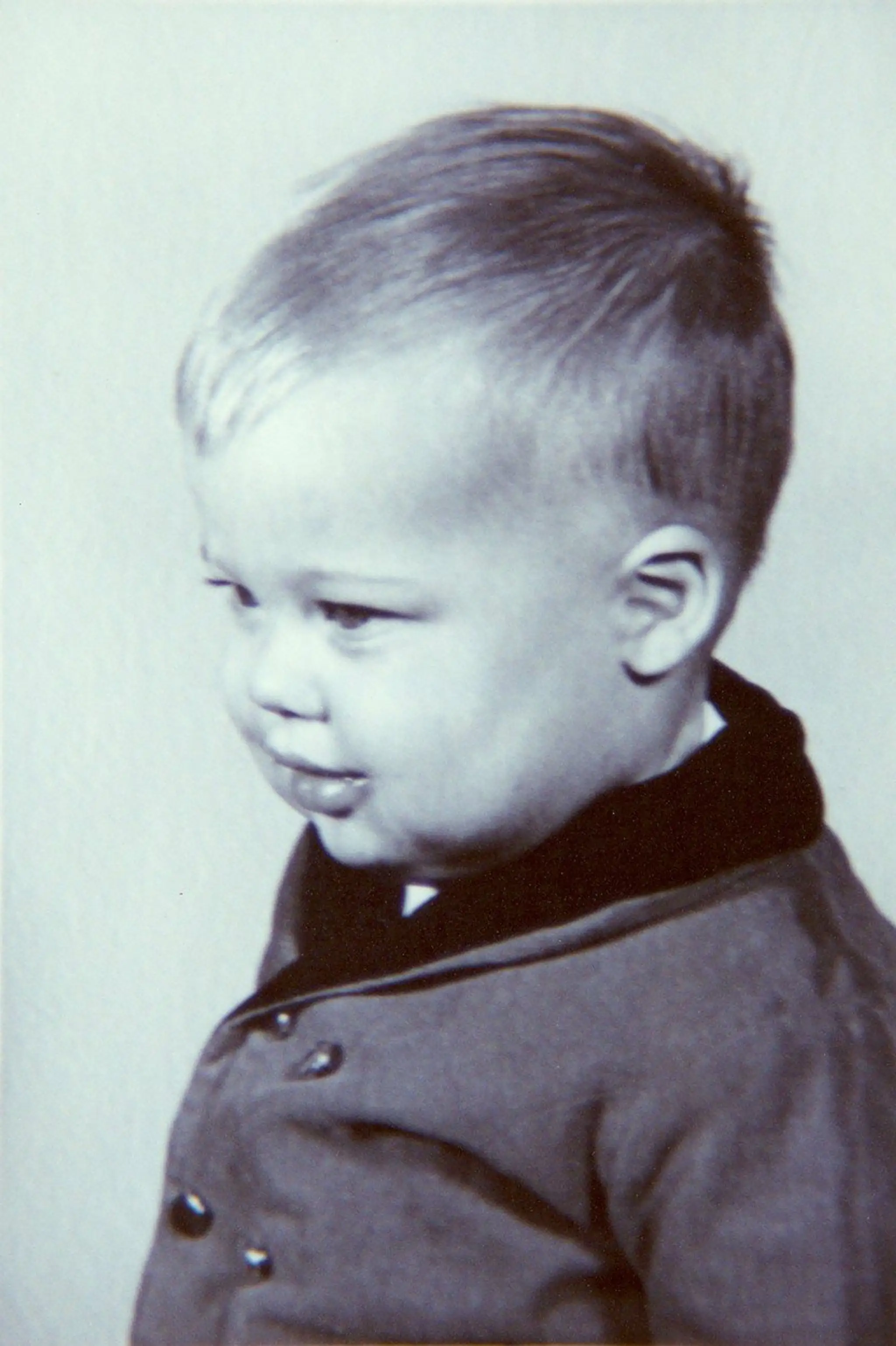 Brad Pitt s dlhými vlasmi