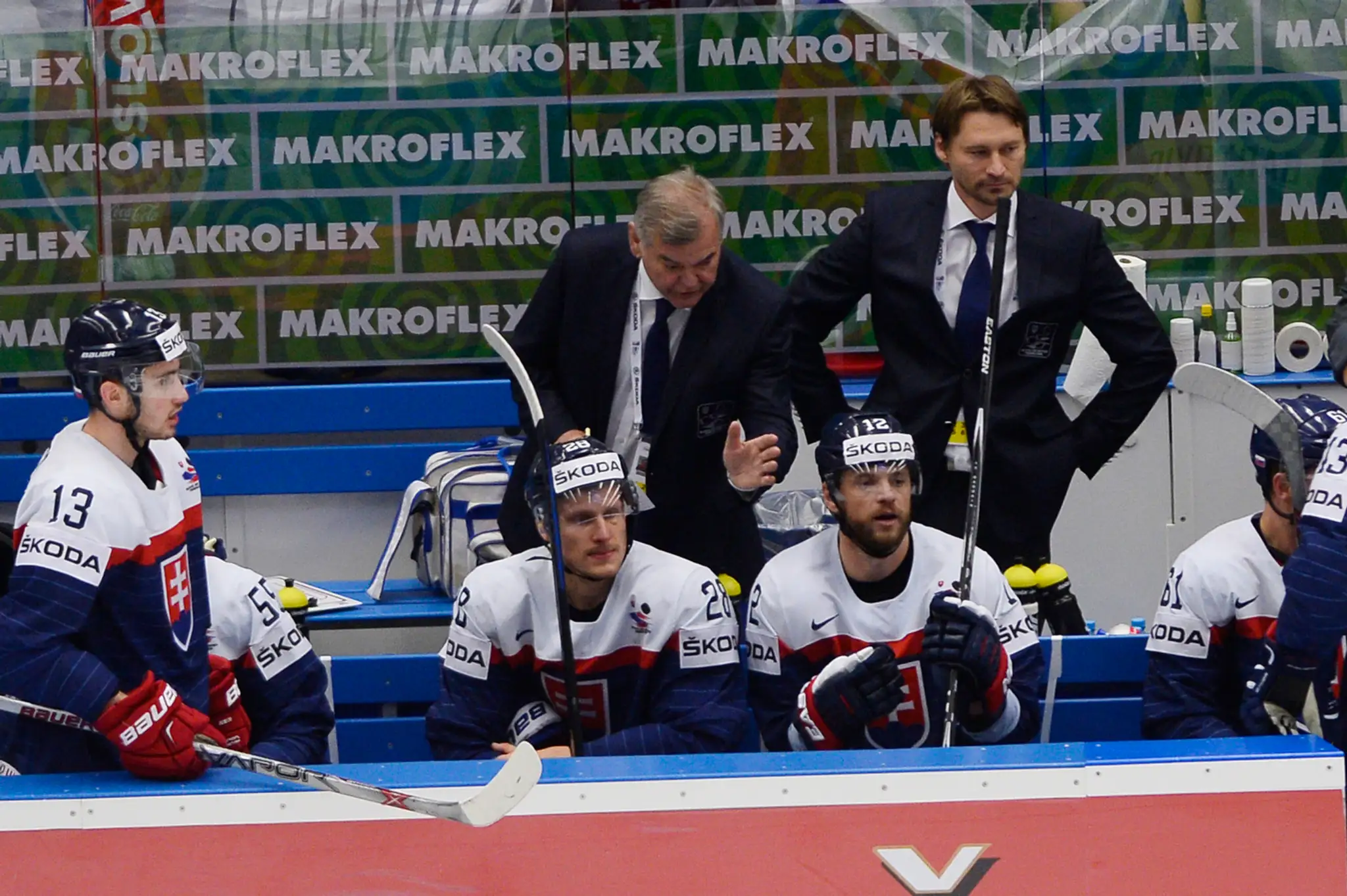 Tréner slovenskej hokejovej reprezentácie Vladimír Vůjtek (v pozadí vľavo) a jeho asistent Vladimír Országh dávajú pokyny