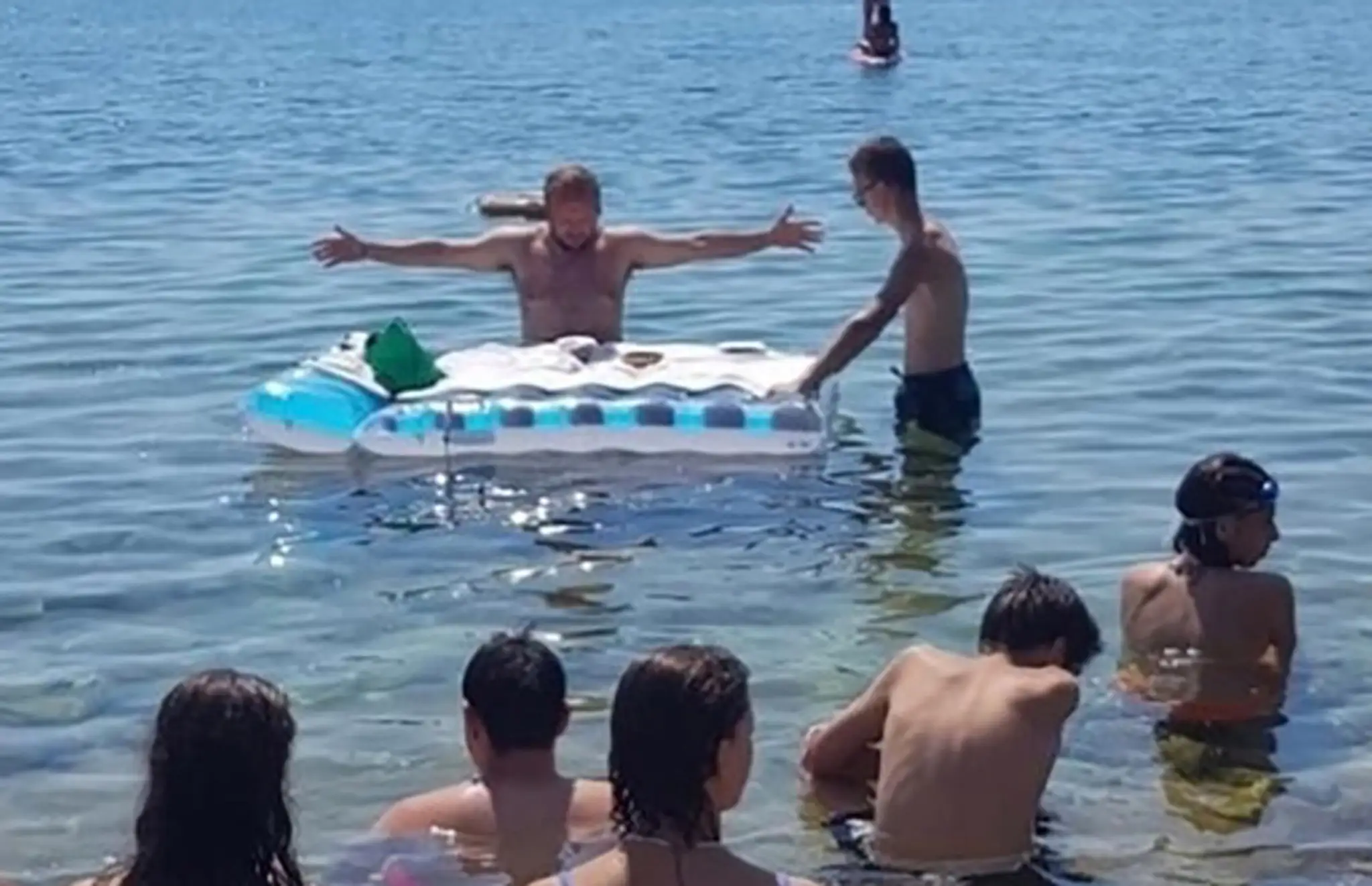 Kňaz odslúžil omšu v mori