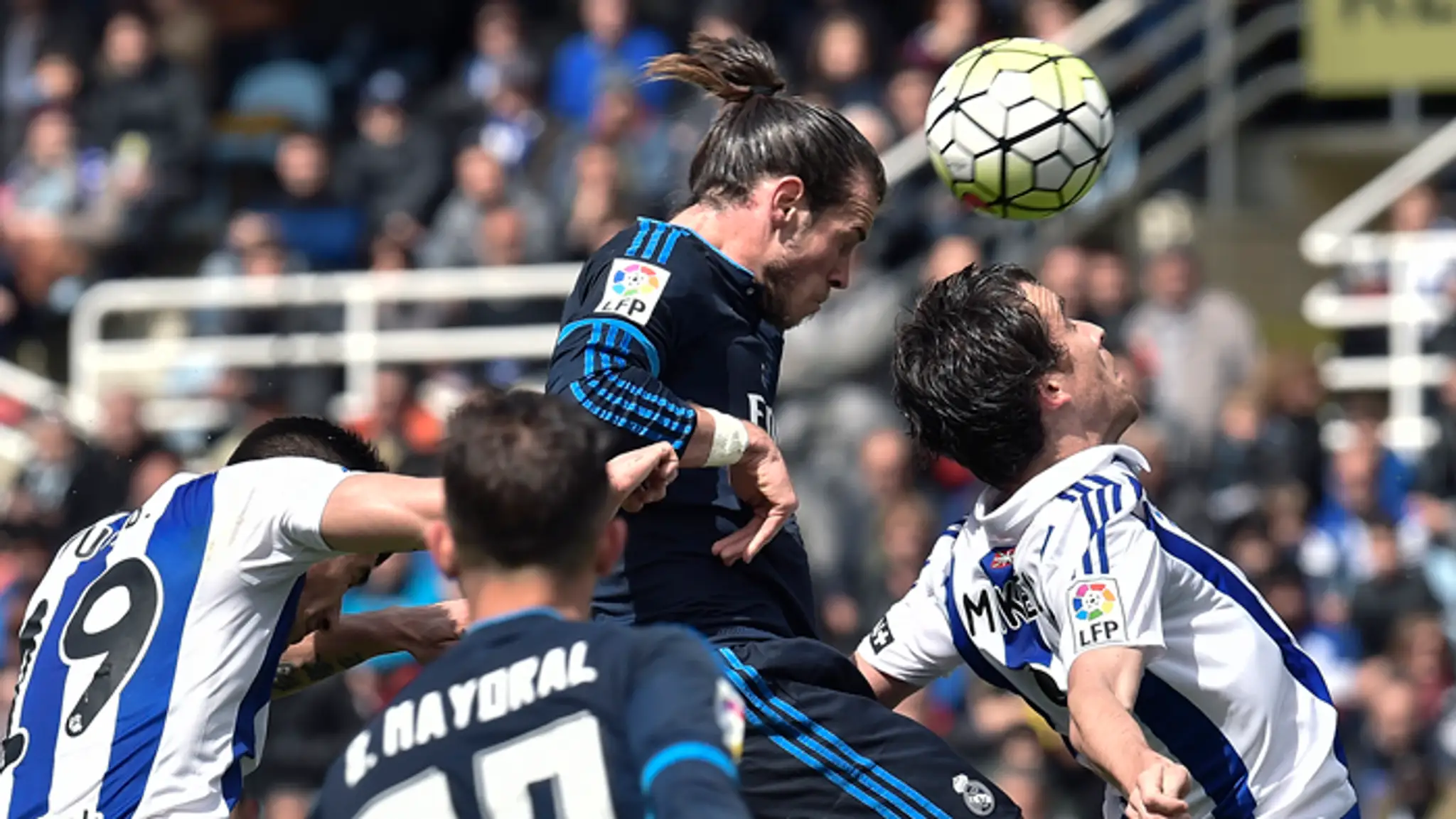 Gareth Bale (Real Madrid) hlavičkuje v zápase proti Real Sociedad.