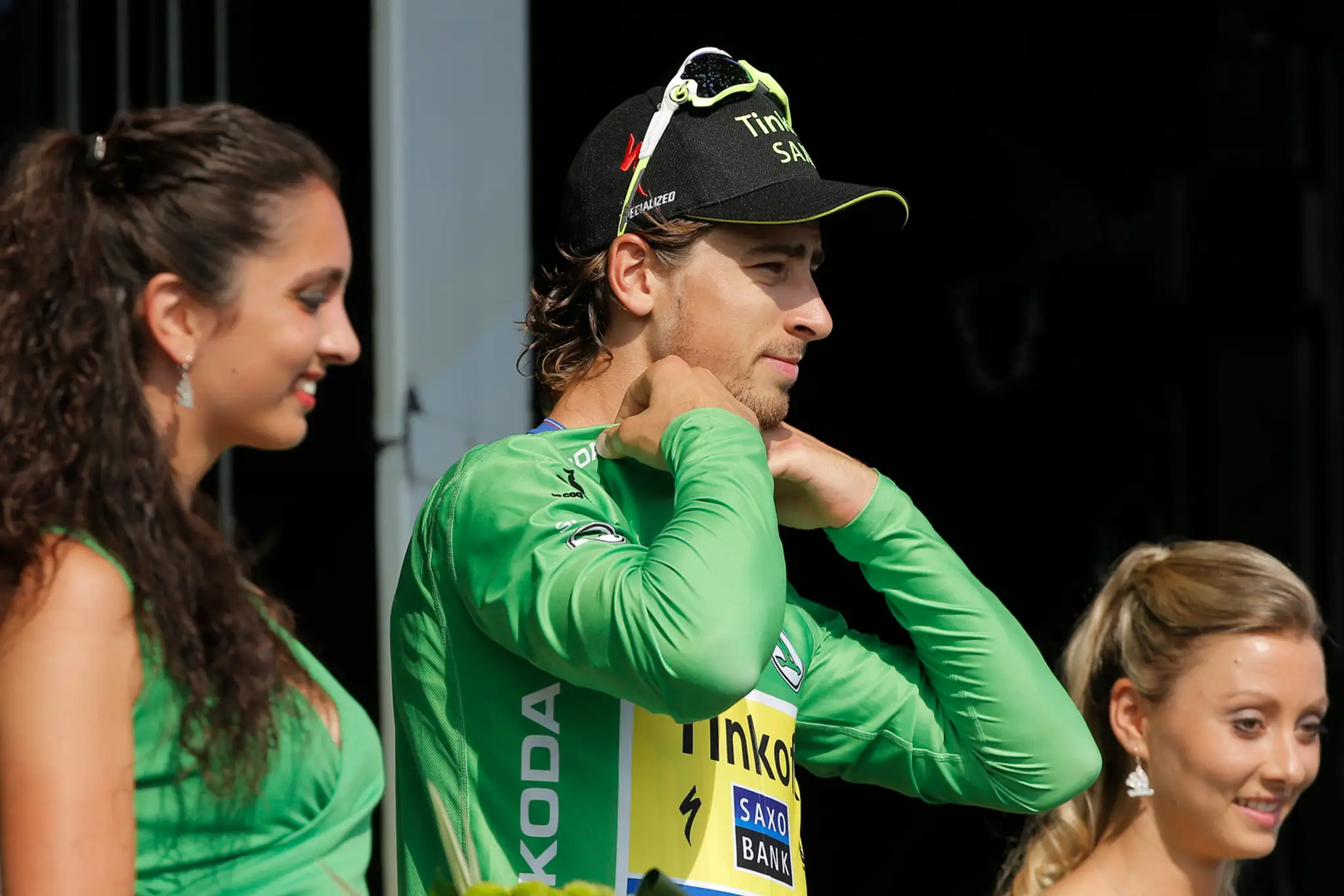 Peter Sagan si oblieka na pódiu zelený dres pre lídra bodovacej súťaže