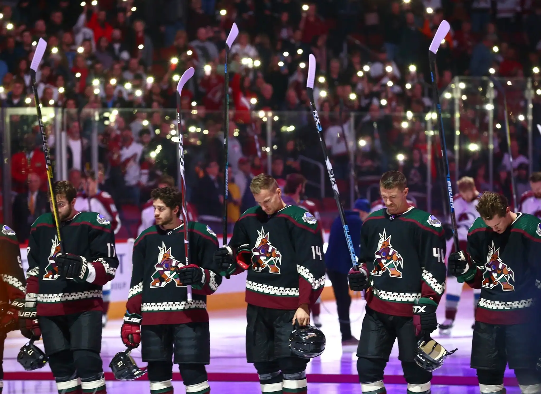 Hráči Arizony, zľava Alex Galchenyuk, Vinnie Hinostroza, Richard Pánik, Michael Grabner a Nick Cousins proti Coloradu.