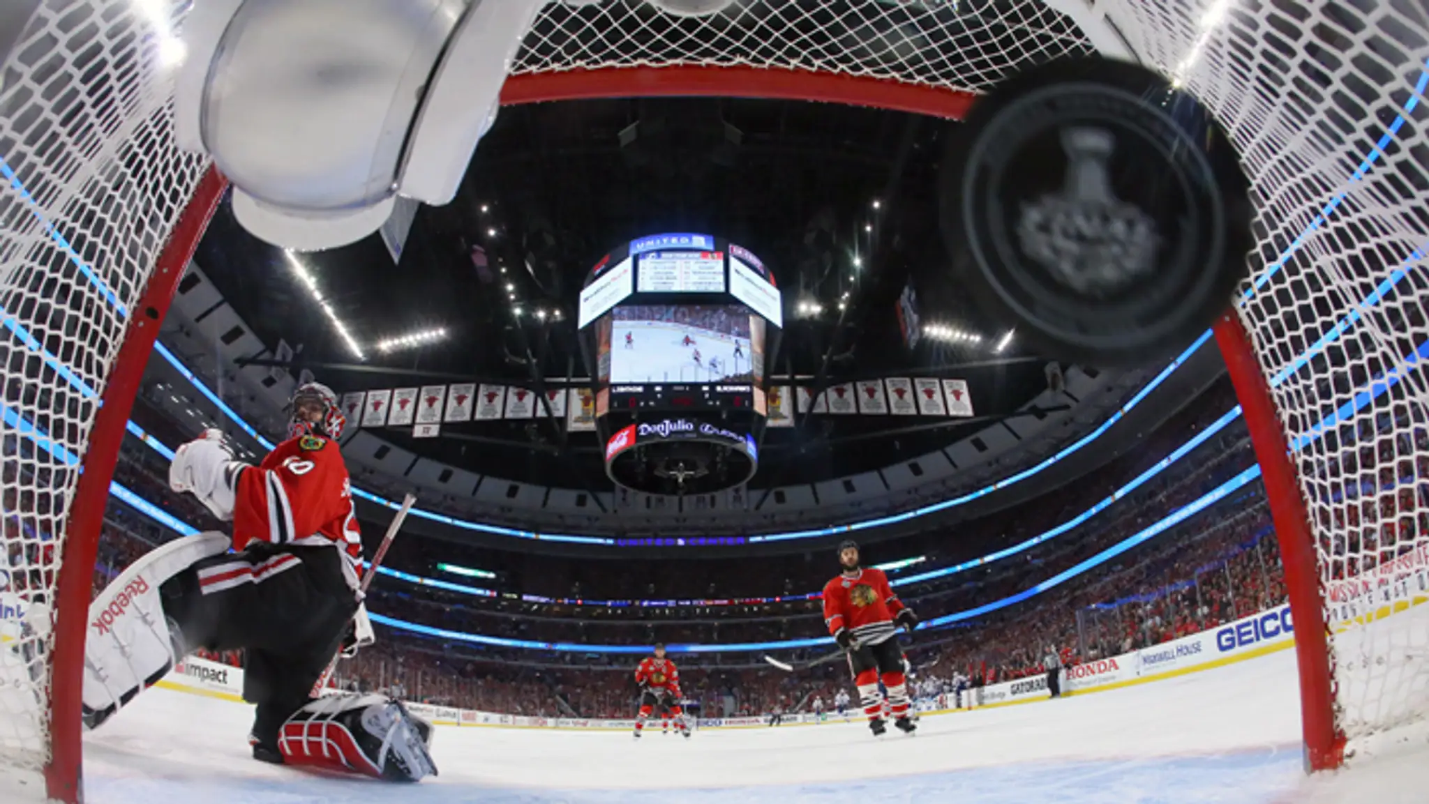 Na archívnej snímke brankár Corey Crawford (Chicago Blackhawks) dostáva gól od Ryana Callahana (Tampa Bay).