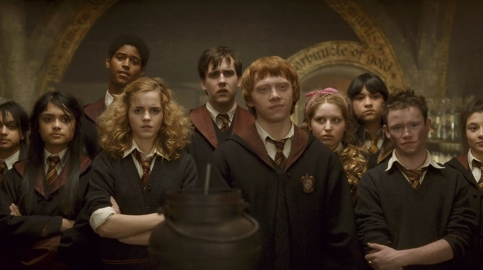 Herečka Jessie Cave (stojac za Rupertom Grintom) - záber z filmu Harry Potter a Polovičný princ