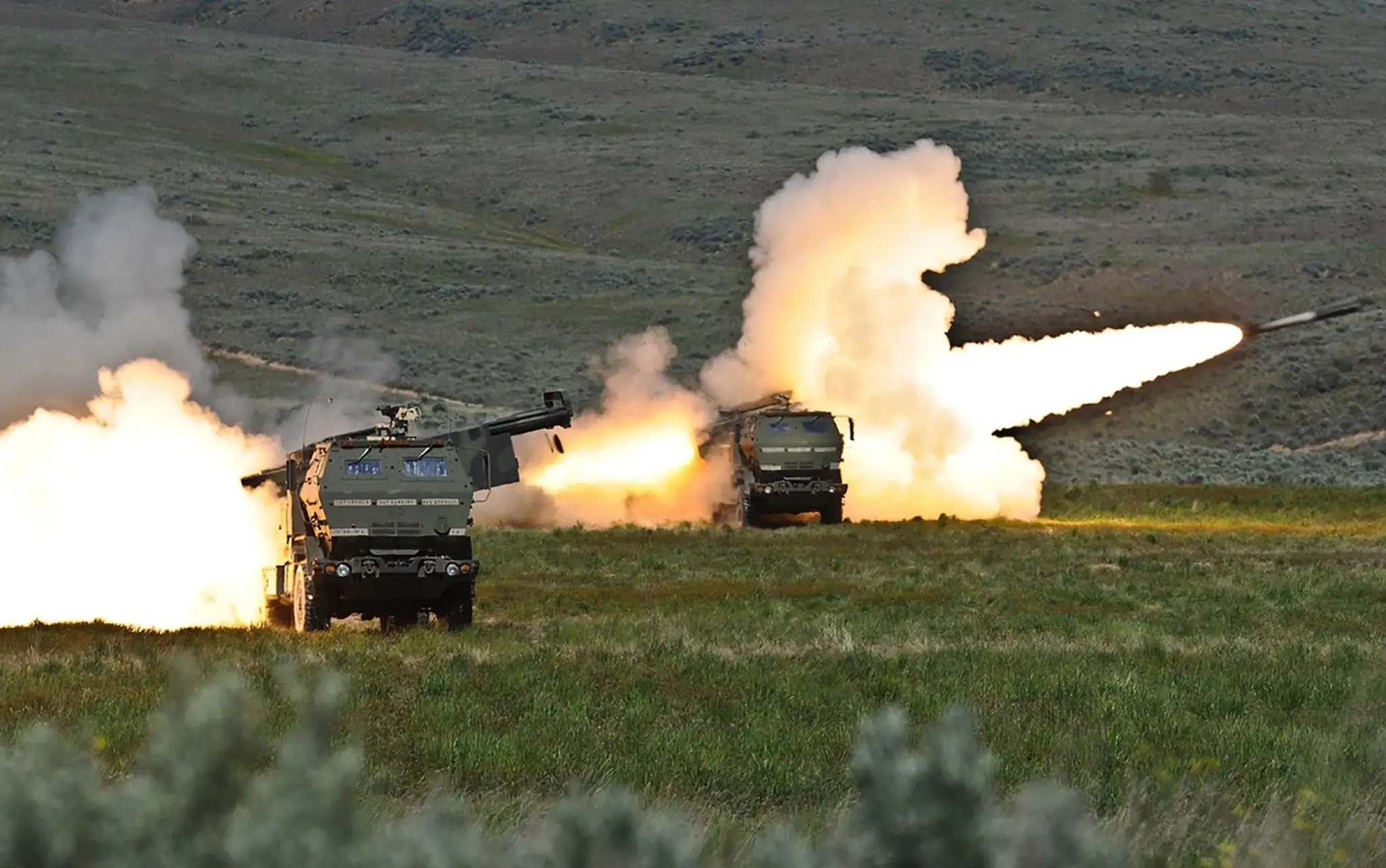 Raketomety HIMARS.