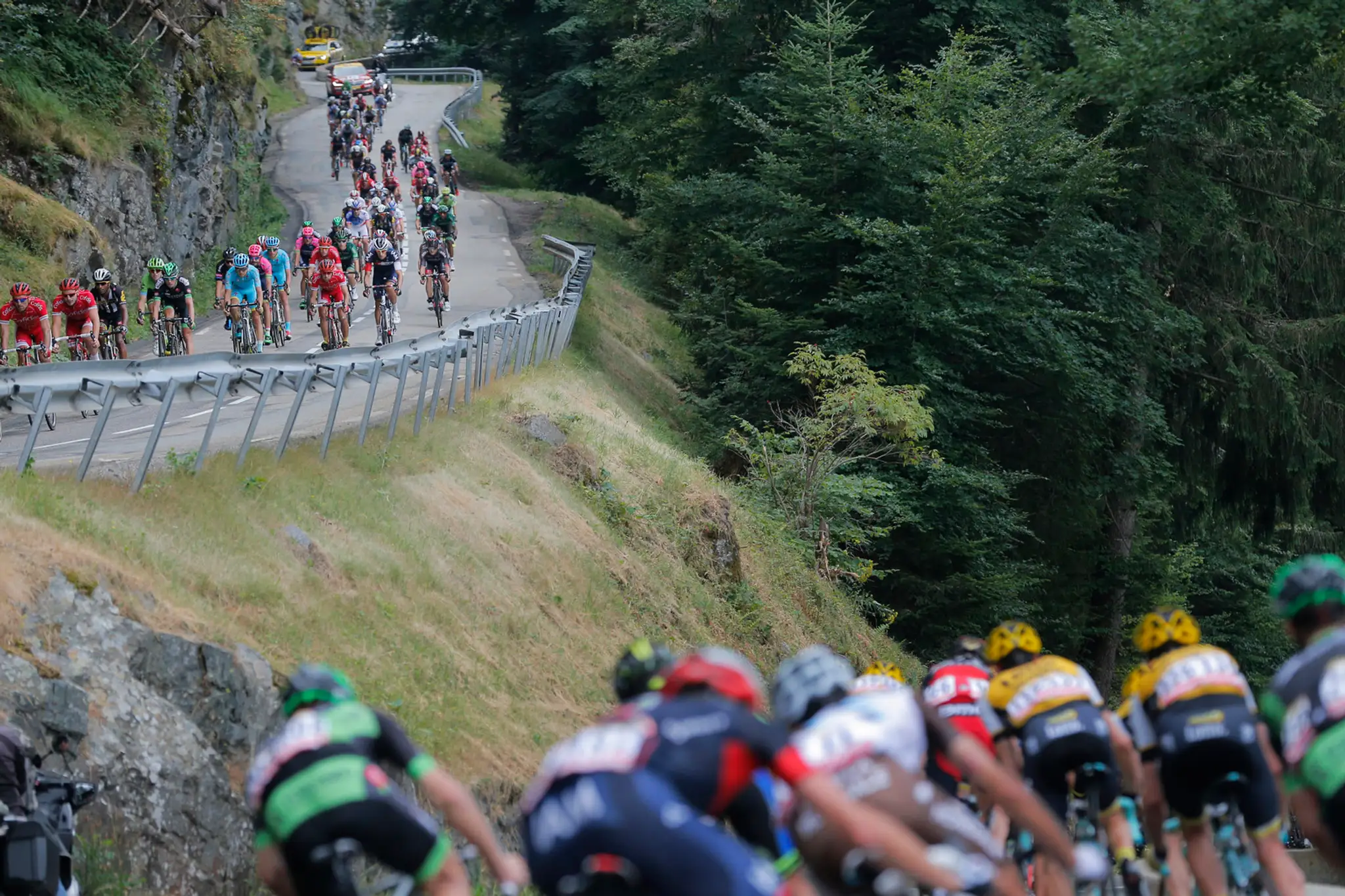 Pelotón v zjazde počas 18. etapy 102. ročníka prestížnych cyklistických pretekov Tour de France