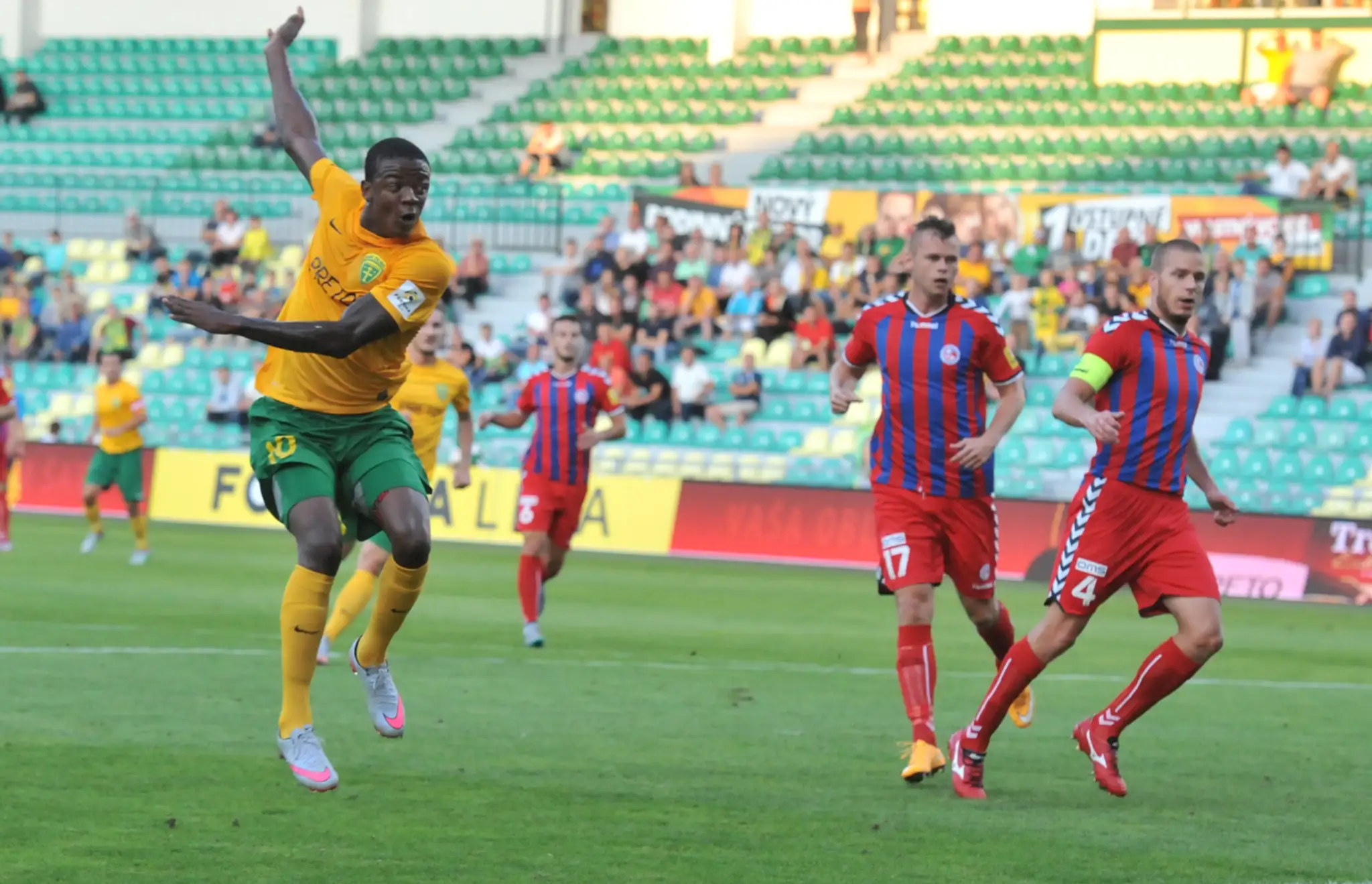 Futbalista domácej William Alves de Oliveira strieľa tretí gól Žilinčanov.