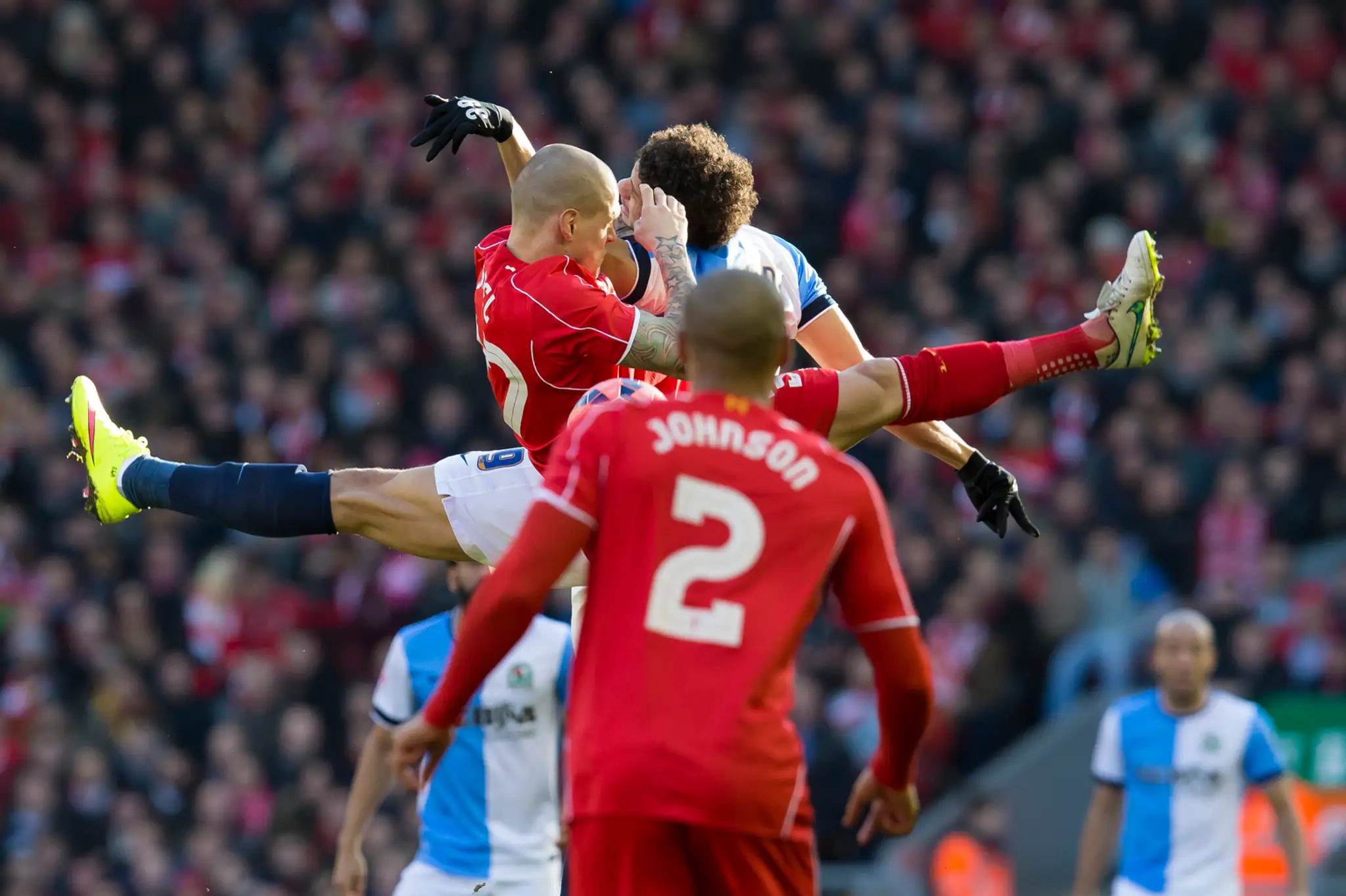 Slovenský hráč Liverpoolu Martin Škrtel v súboji