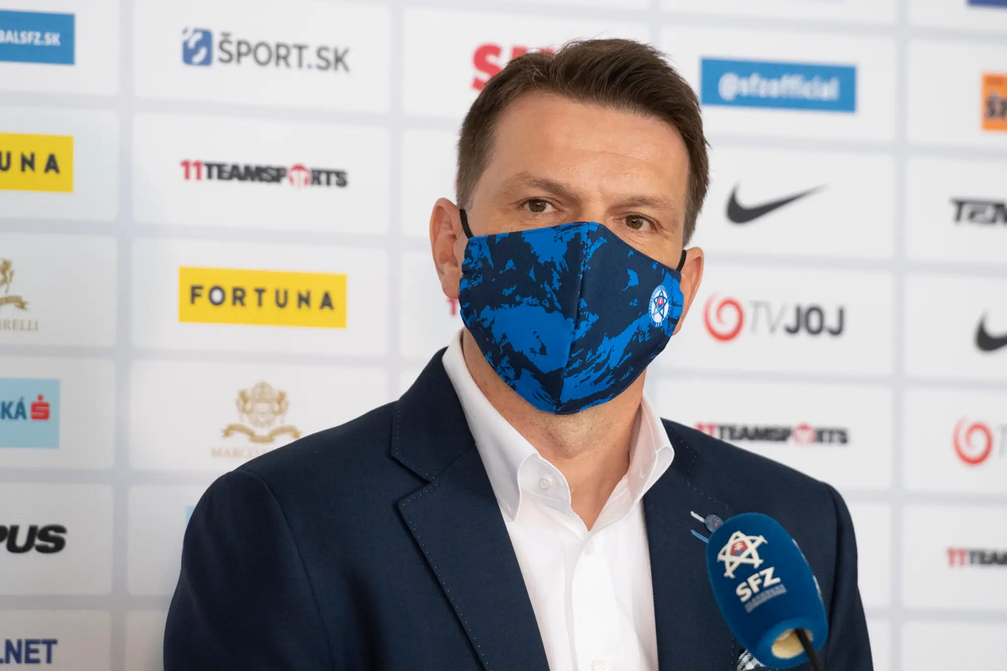 Tréner slovenskej futbalovej reprezentácie Štefan Tarkovič počas tlačovej konferencie.