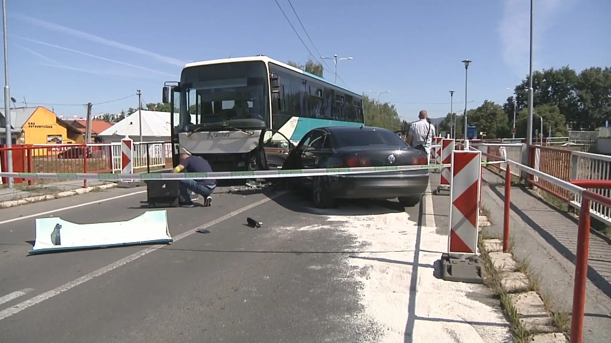 Vodič auta vo veľkej rýchlosti narazil do autobusu s cestujúcimi. Po zrážke ušiel