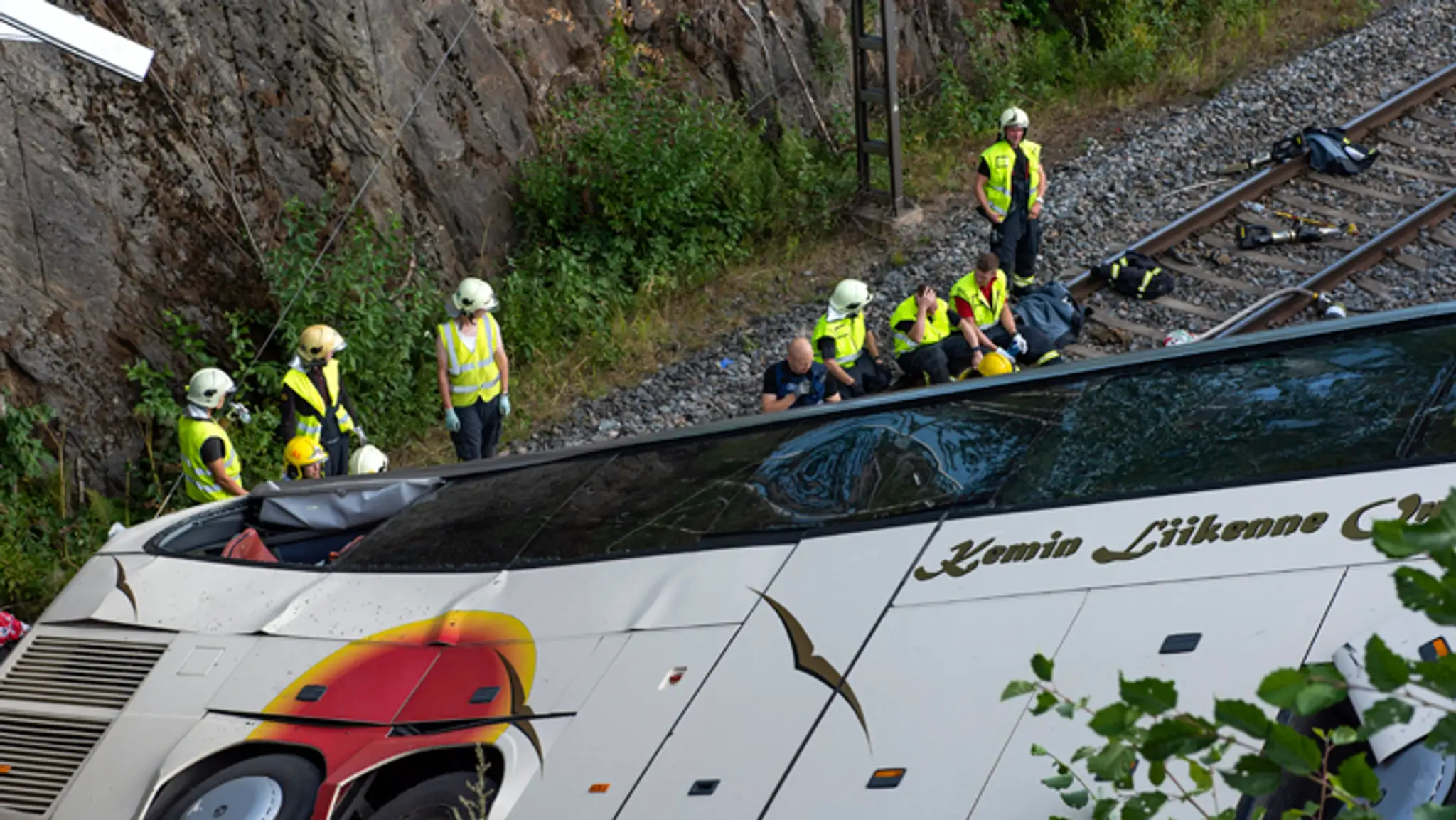 Autobus padol vo fínskom meste Kuopio na koľajnice.