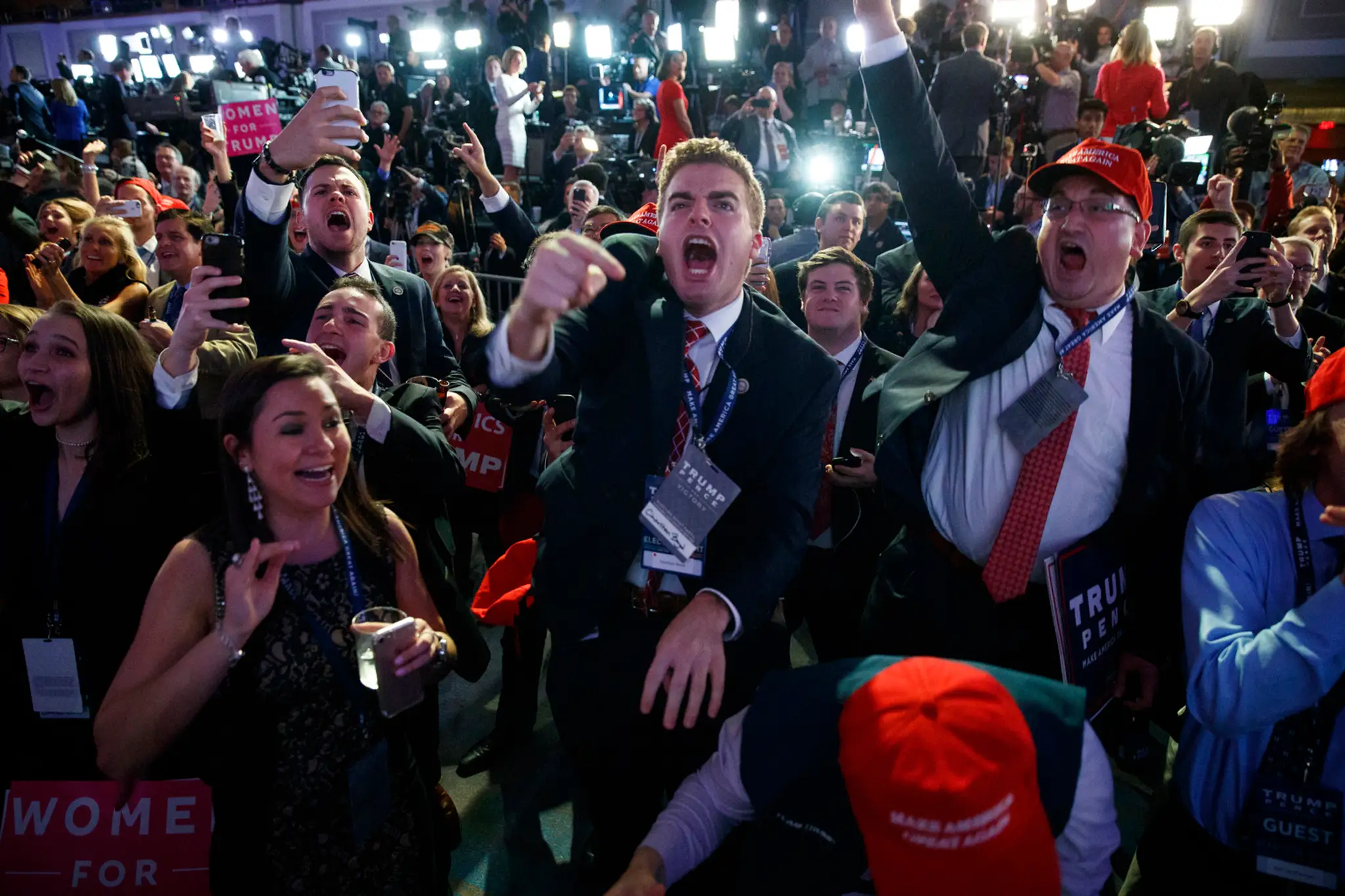 Výbuch radosti v tábore podporovateľov Donalda Trumpa (New York).