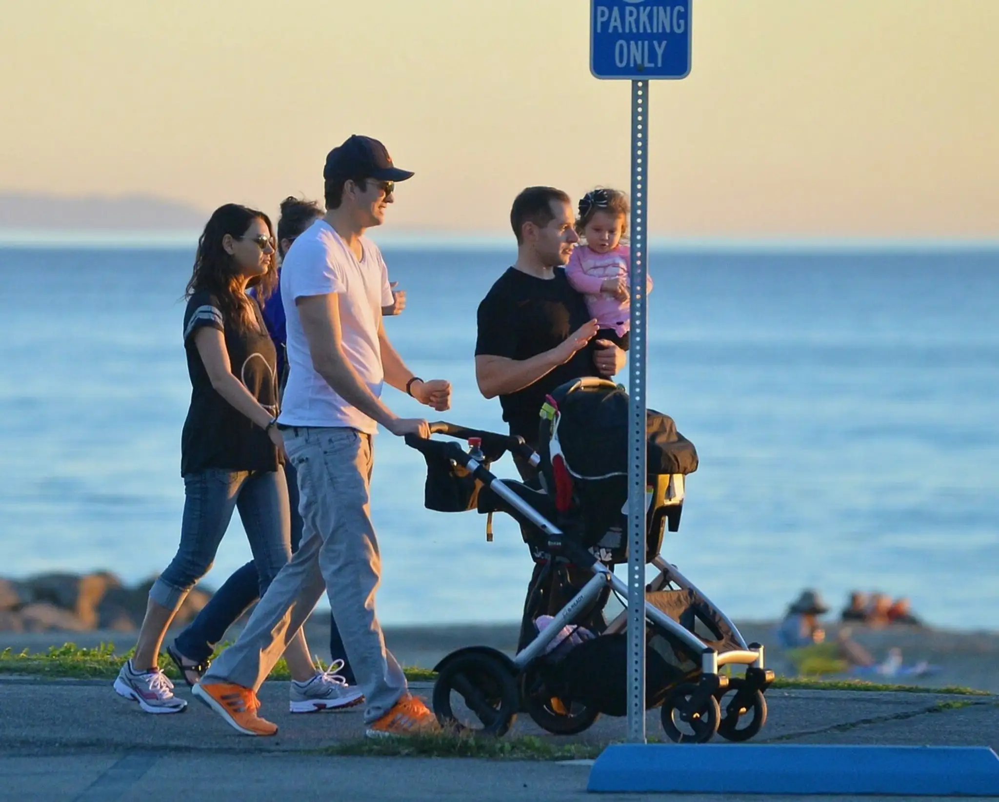 Mila Kunis a Ashton Kutcher na prechádzke s dcérou.