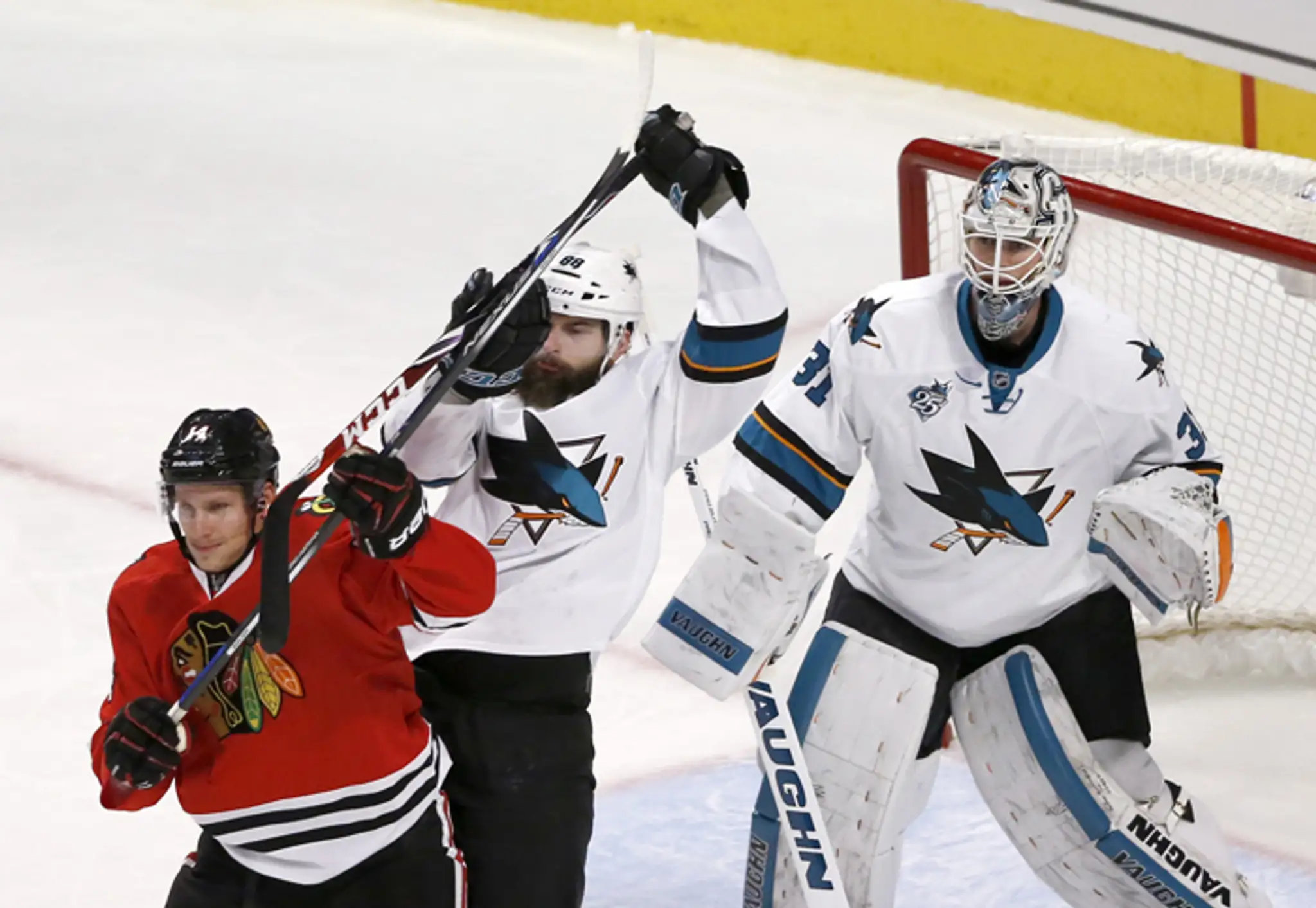 Vľavo Richard Pánik (Chicago),obranca Sharks Brent Burns a Martin Jones (obaja San Jose)