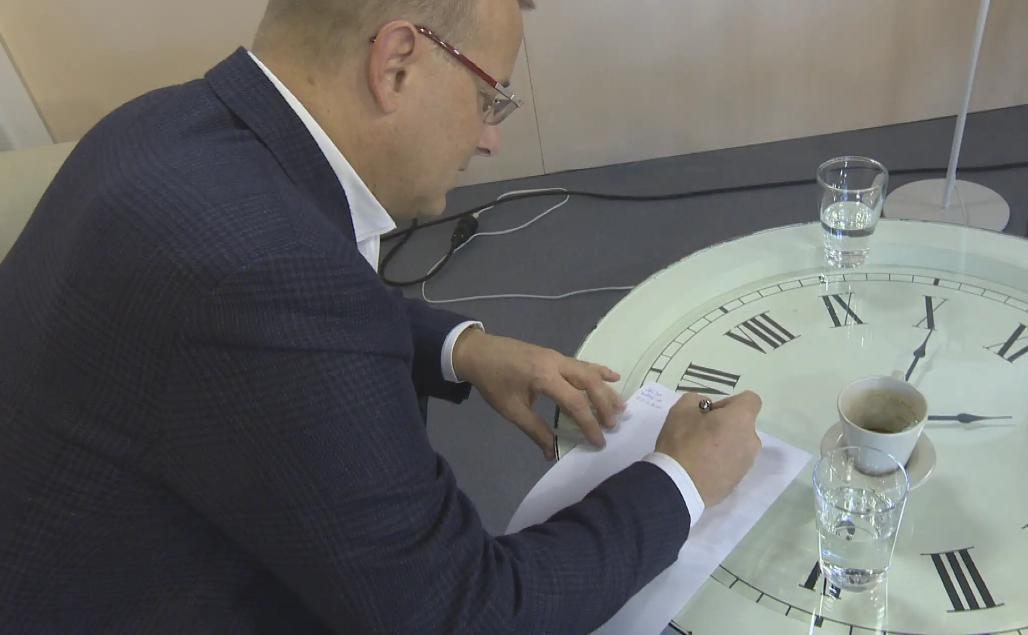 Boris Kollár píše mená svojich detí a partneriek