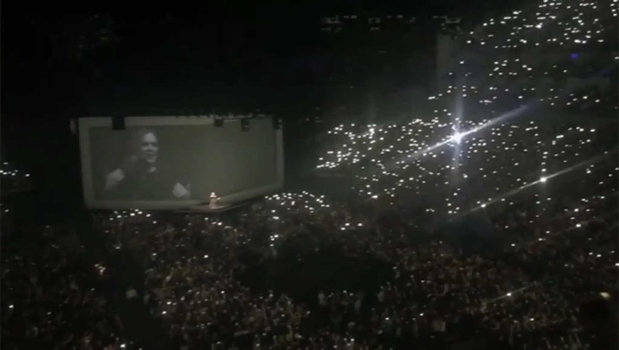 Adele vzdala hold obetiam útoku v Bruseli.