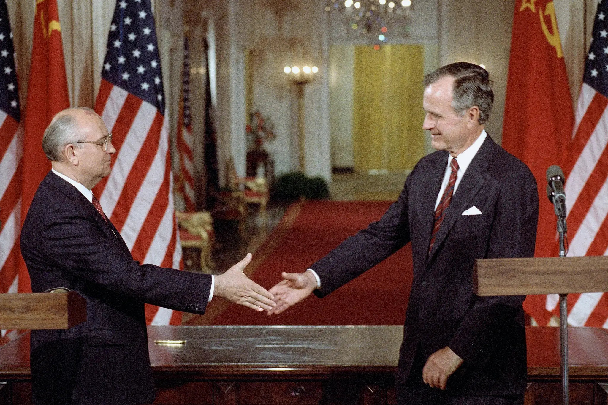 Zľava Michal Gorbačov a americký exprezident George H. Bush.