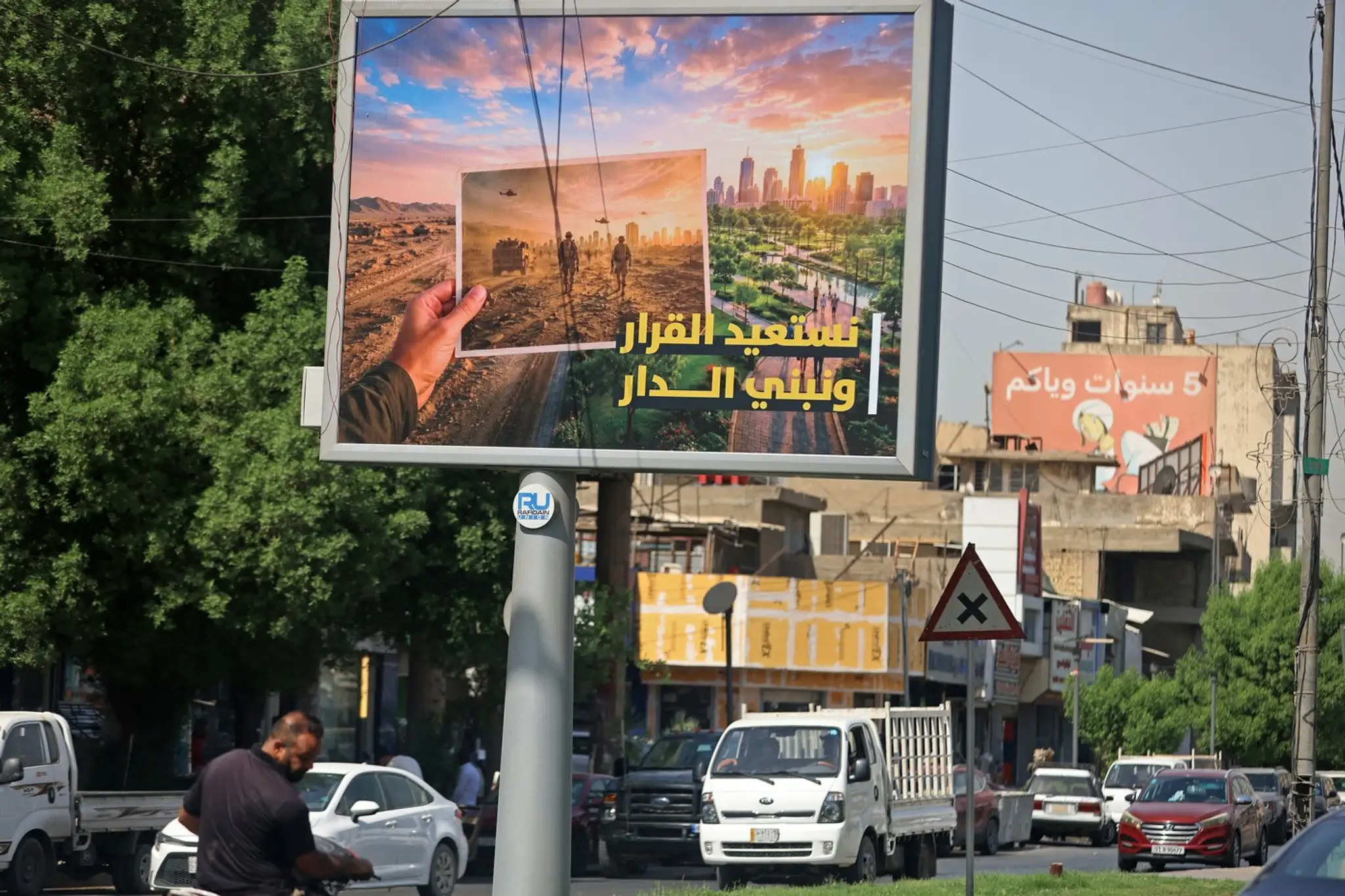 Billboard s arabským sloganom „Získať späť právo rozhodovať a vybudovať domov“ na námestí Saadoun v Bagdade.