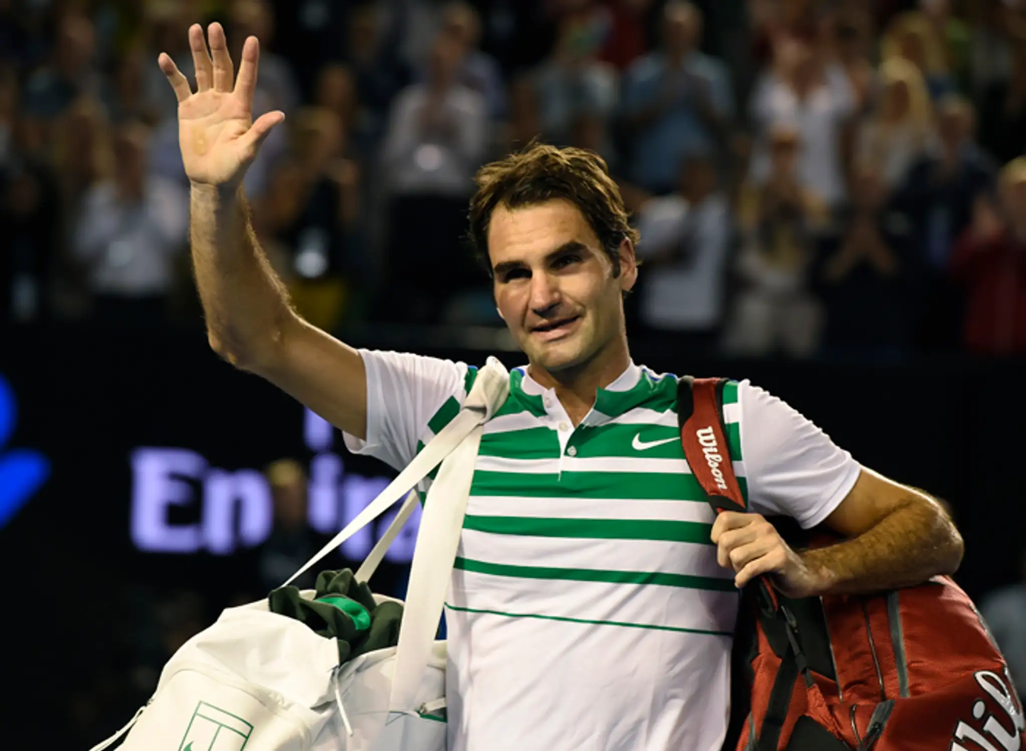 Švajčiarsky tenista Roger Federer sa lúči s divákmi po prehre s Novakom Djokovič na AO.