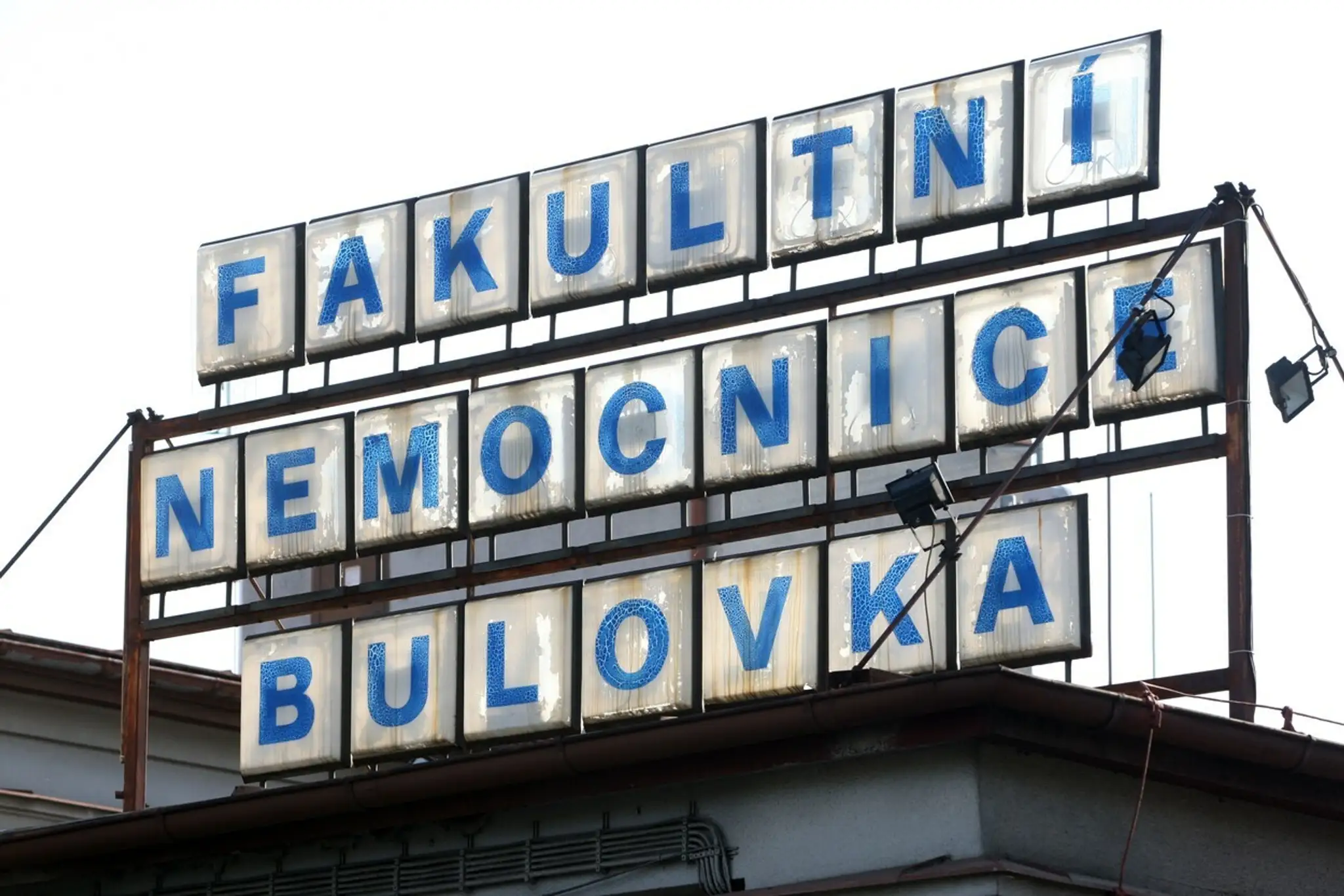 V nemocnici na Bulovke v Prahe hospitalizovali mladíka s podozrením na MERS