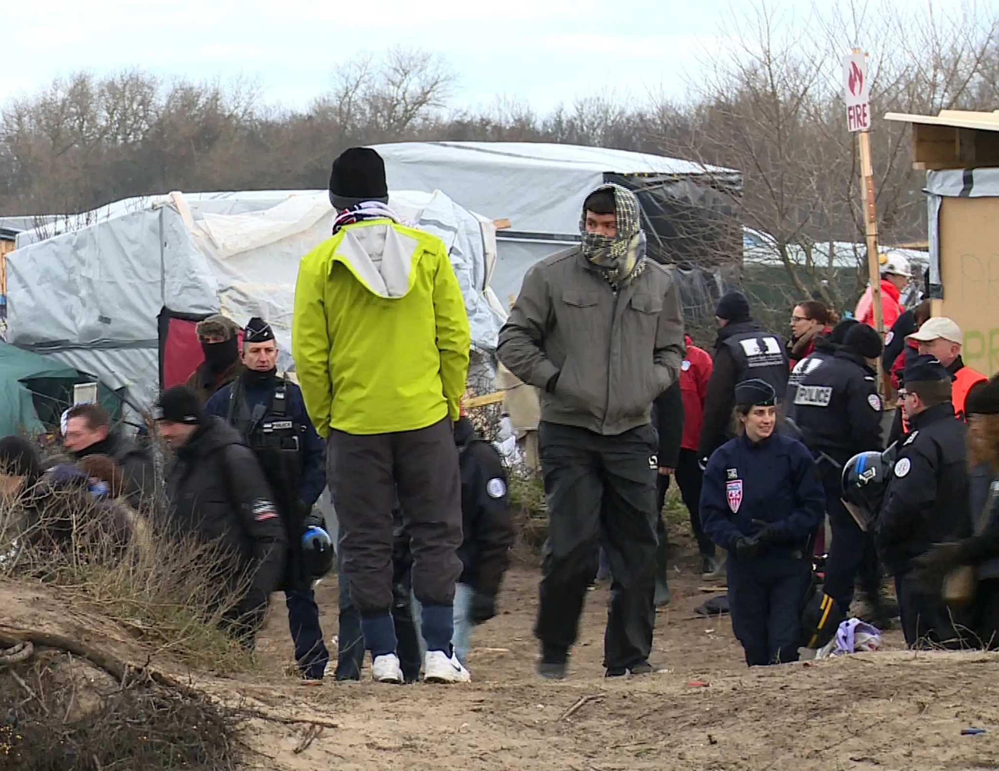 Búranie táboru v Calais. 