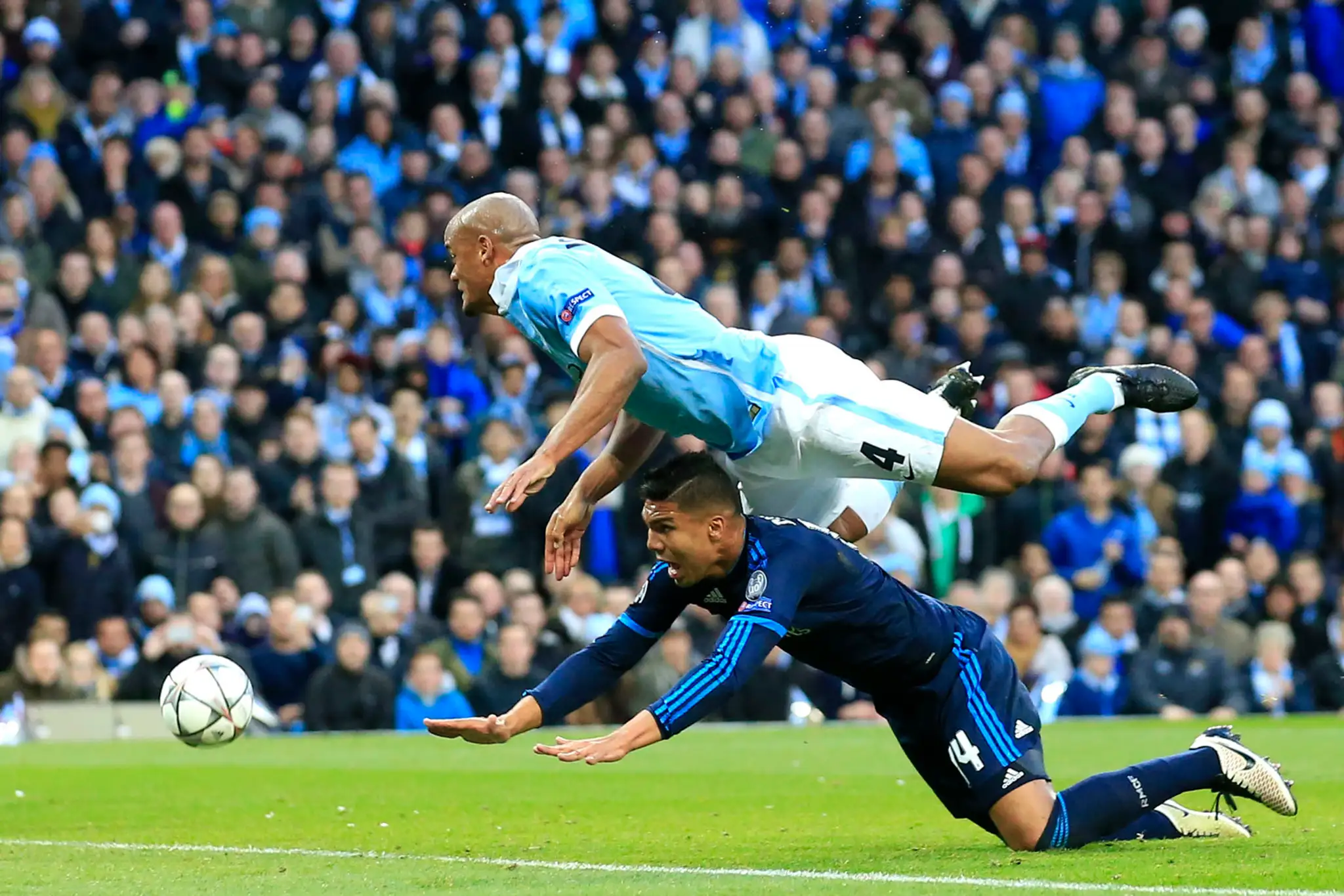 Súboj kapitána Man City Vincenta Kompanyho a Casemira (dole) v prvom bezgólovm semifinálovom dueli LM.