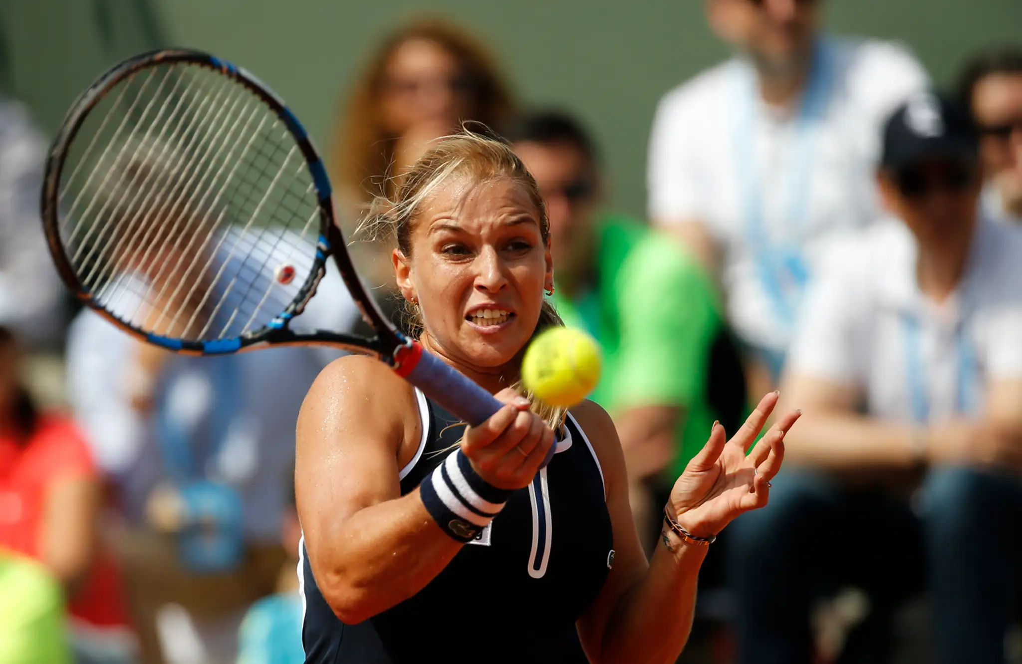 Dominika Cibulková odvracia úder Španielky Carly Suárezovej Navarrovej v zápase 3. kola Roland Garros.
