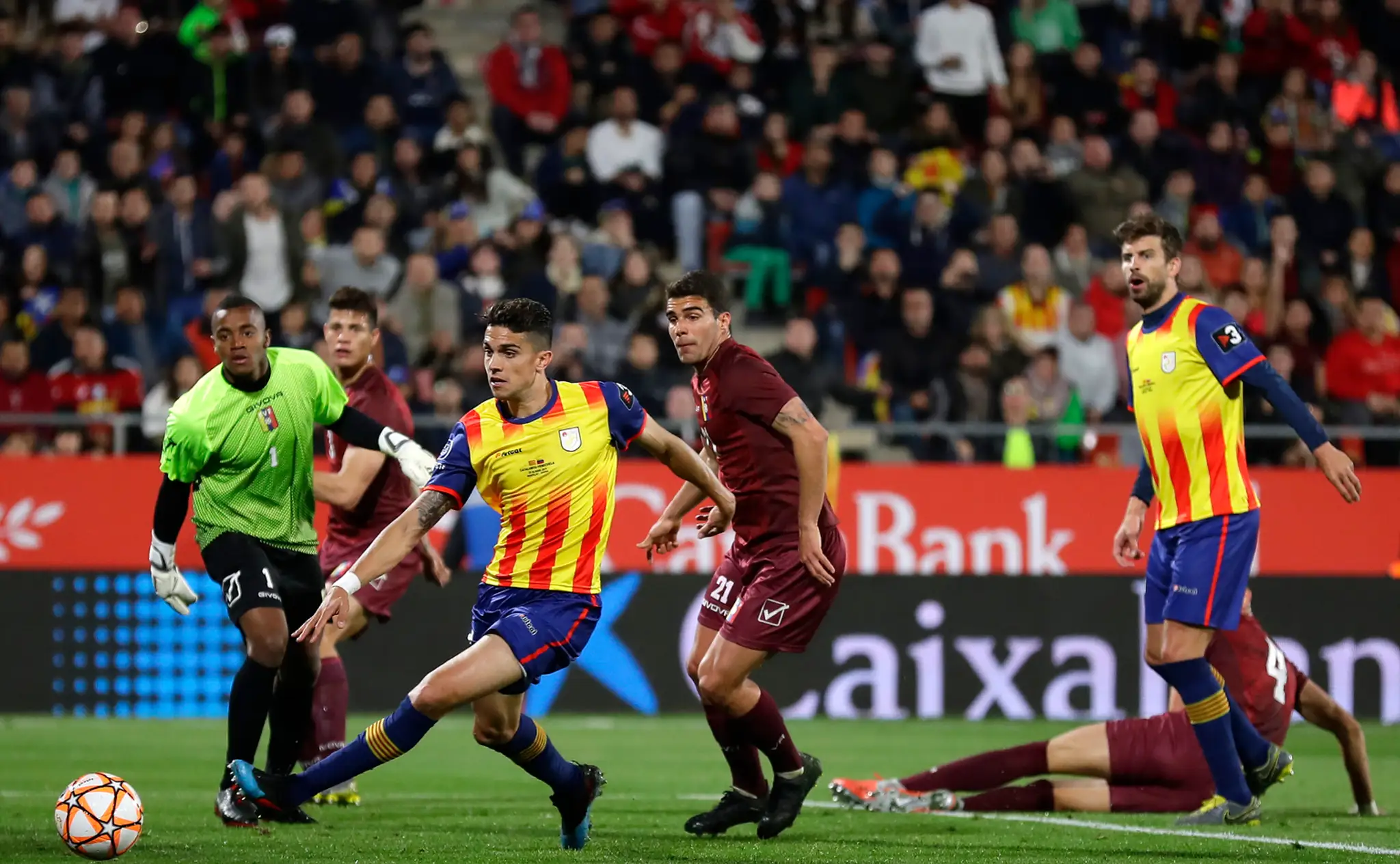 Marc Bartra z Výberu Katalánska reaguje v prípravnom zápase s Venezuelou.