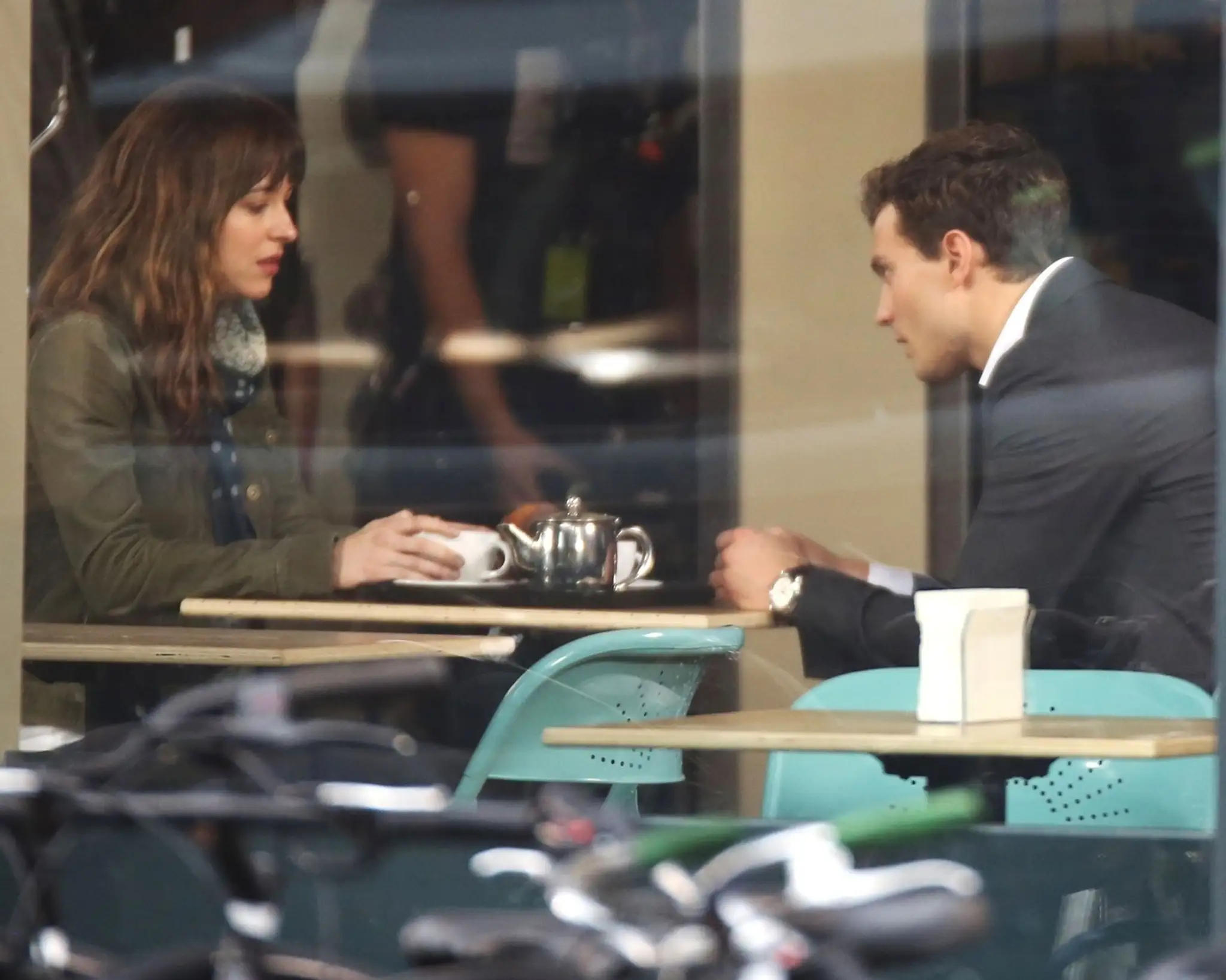 Jamie Dornan a Dakota Johnson pri prvej scéne.