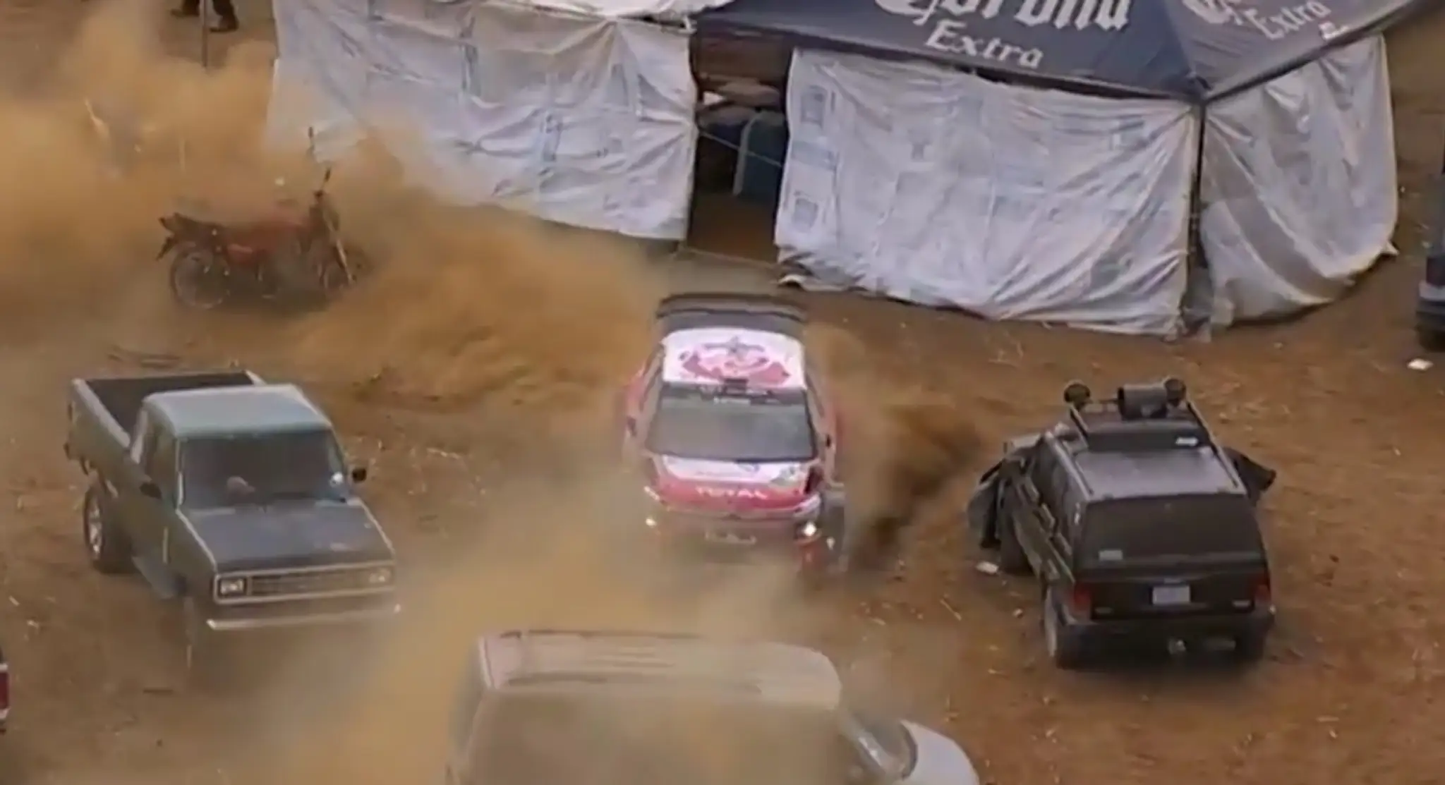 Brit Kris Meeke zablúdil na parkovisku.