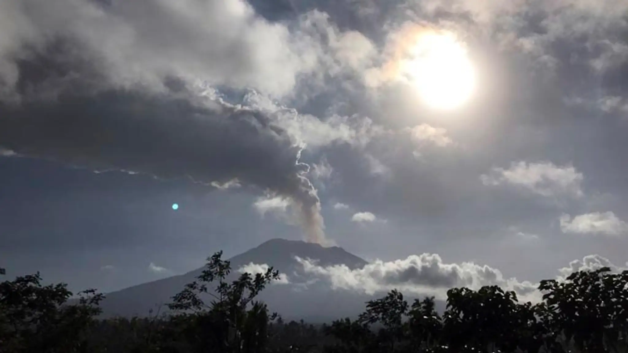 Sopka Agung vychrlila stĺp popola.
