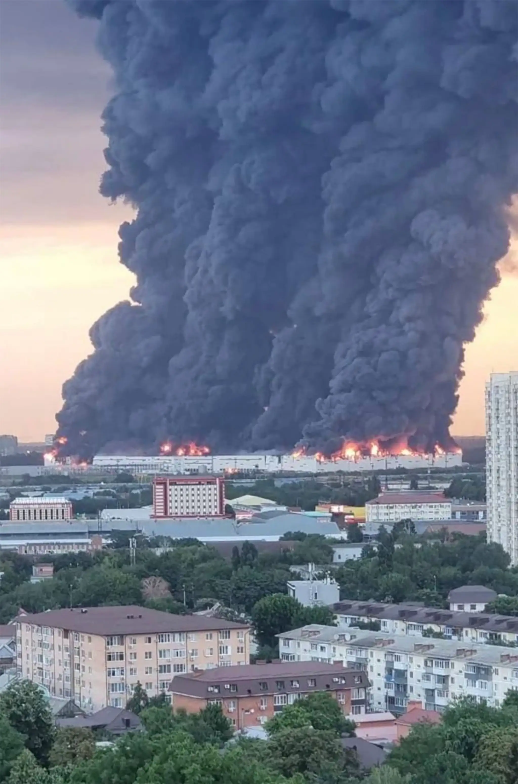 Logistické centrum Wildberries v Krasnodare horí po útoku ukrajinských dronov.