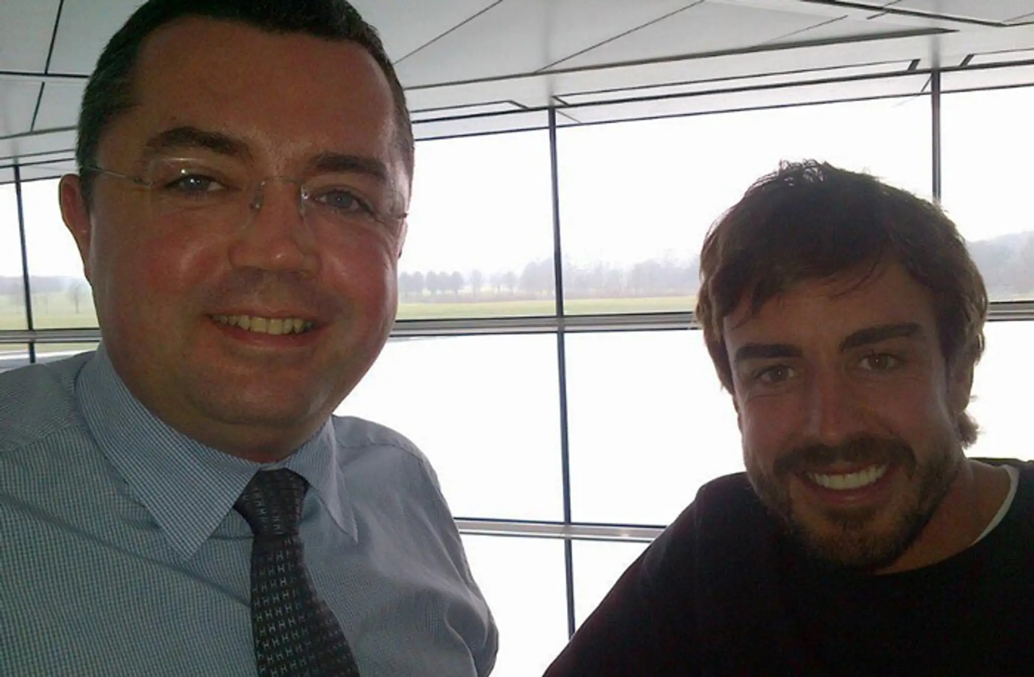 Riaditeľ McLaren Éric Boullier a Fernando Alonso.