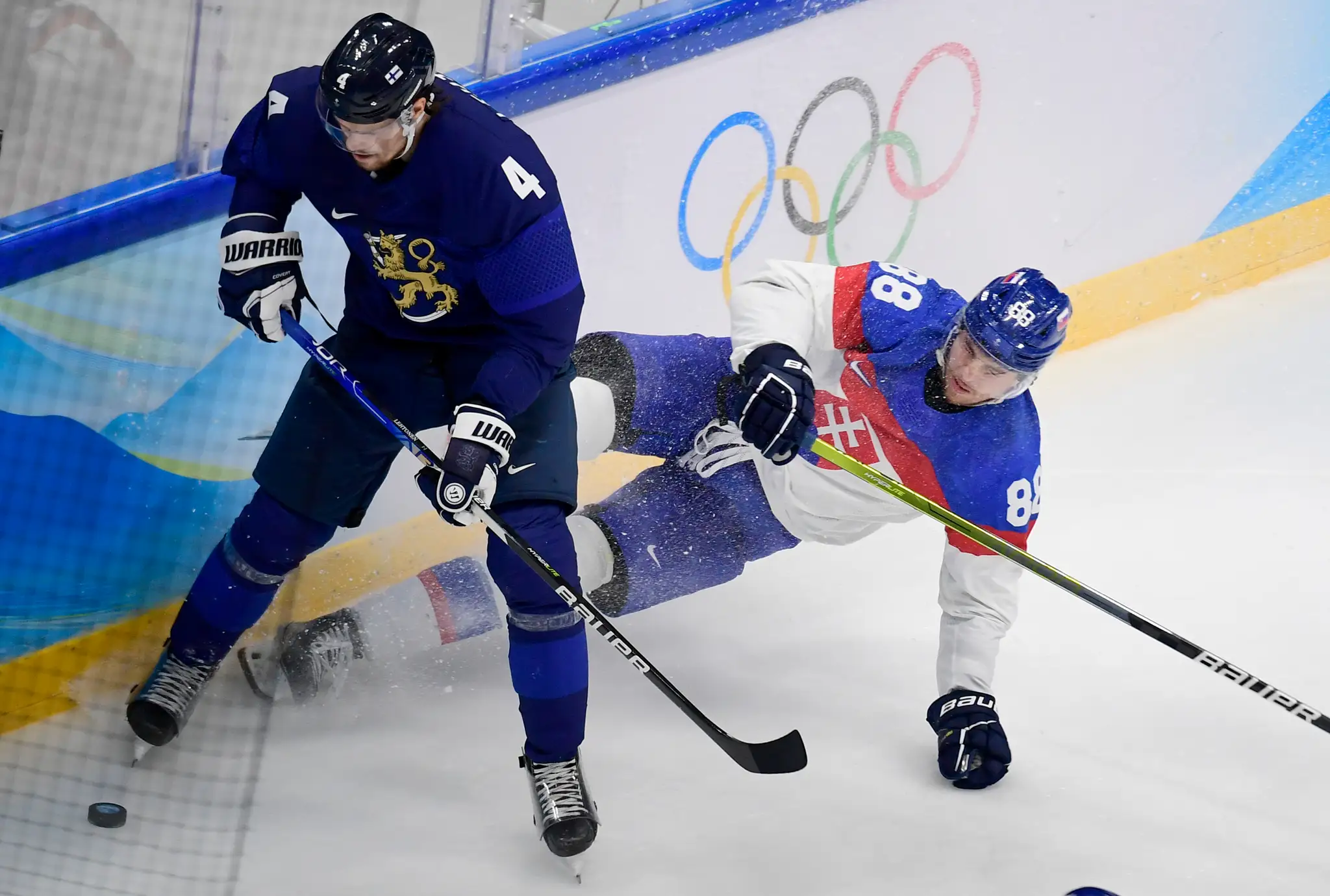 Sprava Kristián Pospíšil a Fín Mikko Lehtonen v semifinále ZOH 2022.