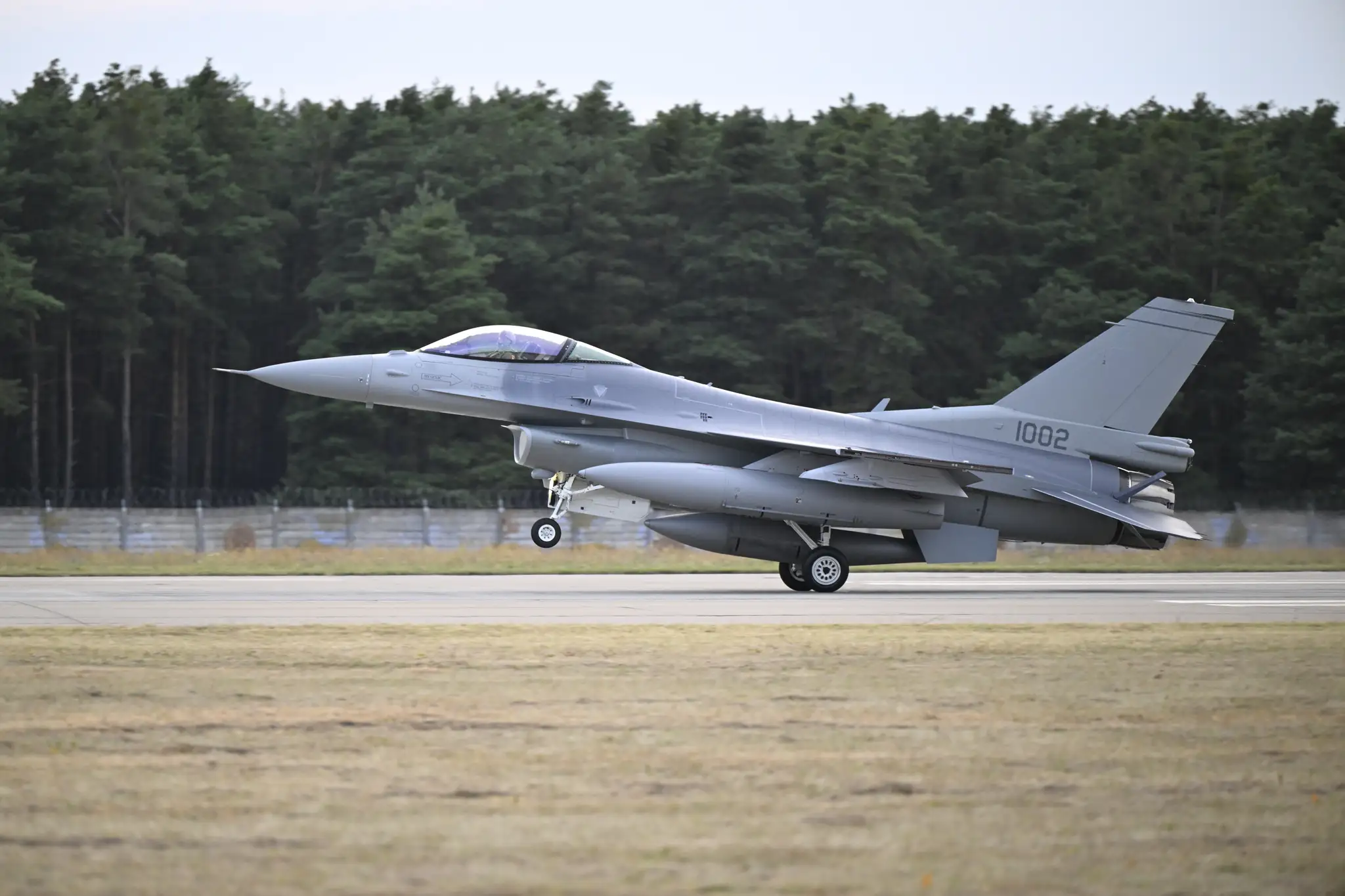 Jedna z dvoch slovenských stíhačiek F-16 americkej výroby, ktoré prileteli na Slovensko.