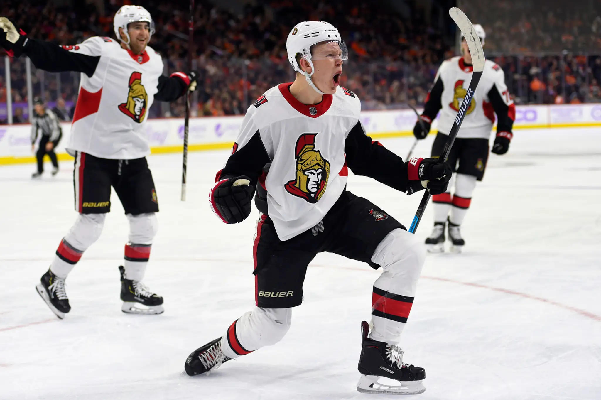 Brady Tkachuk z Ottawy oslavuje gól proti Philadelphii.