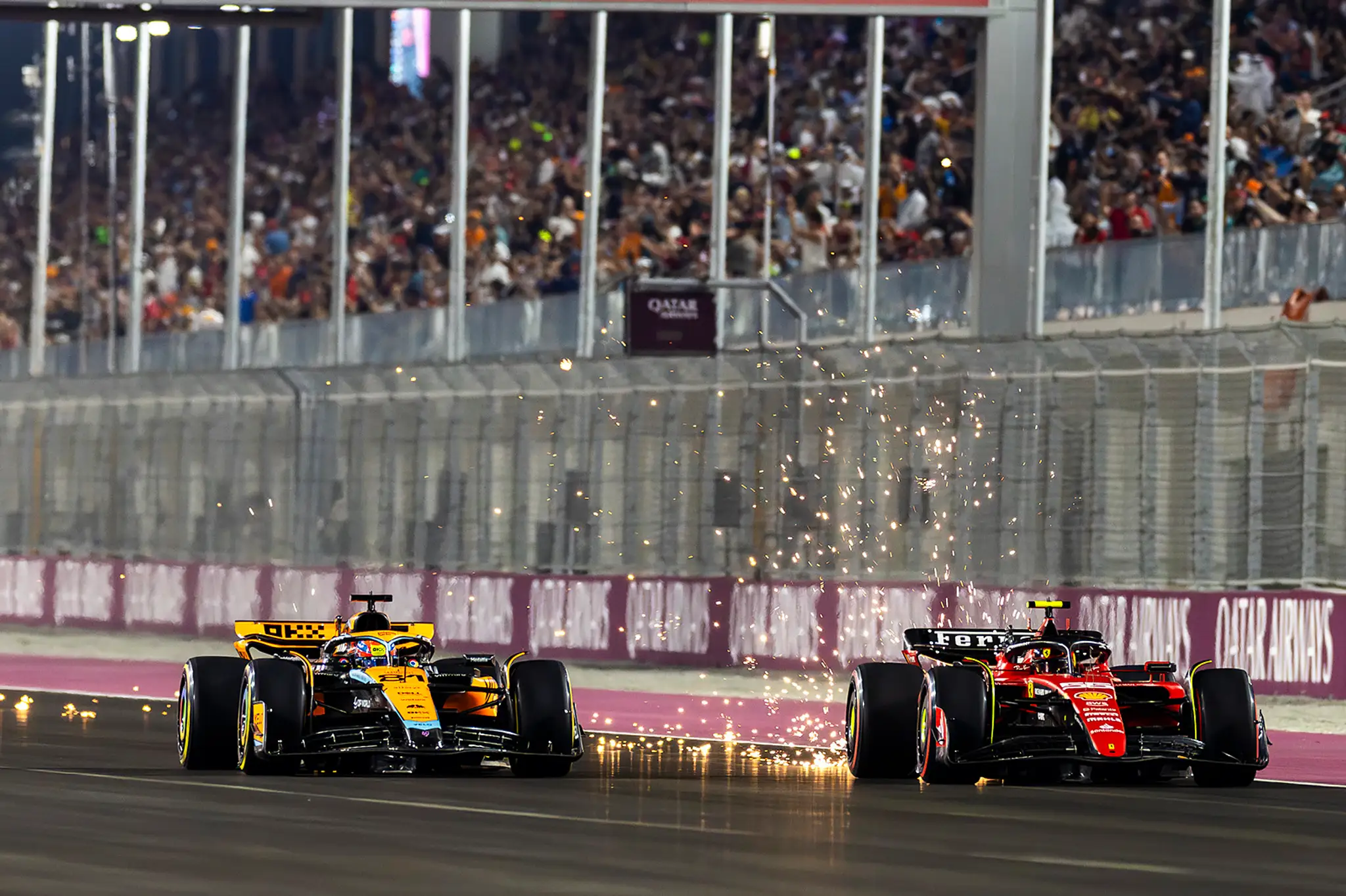 Súboj Carlosa Sainza na Ferrari a Oscara Piastriho na Mclarene.