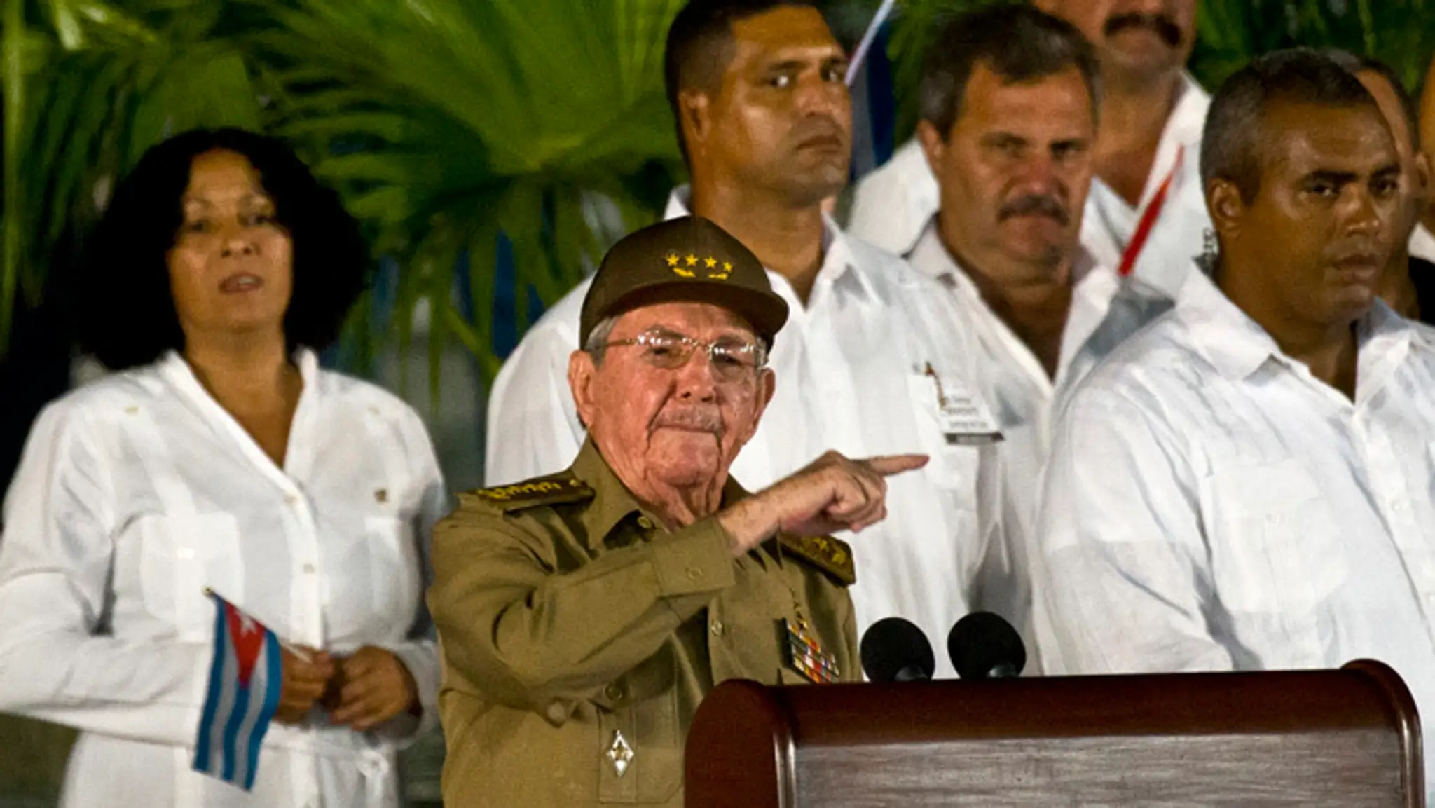 Kubánsky prezident Raúl Castro reční na oficiálne rozlúčke s bratom Fidelom v Santiagu.