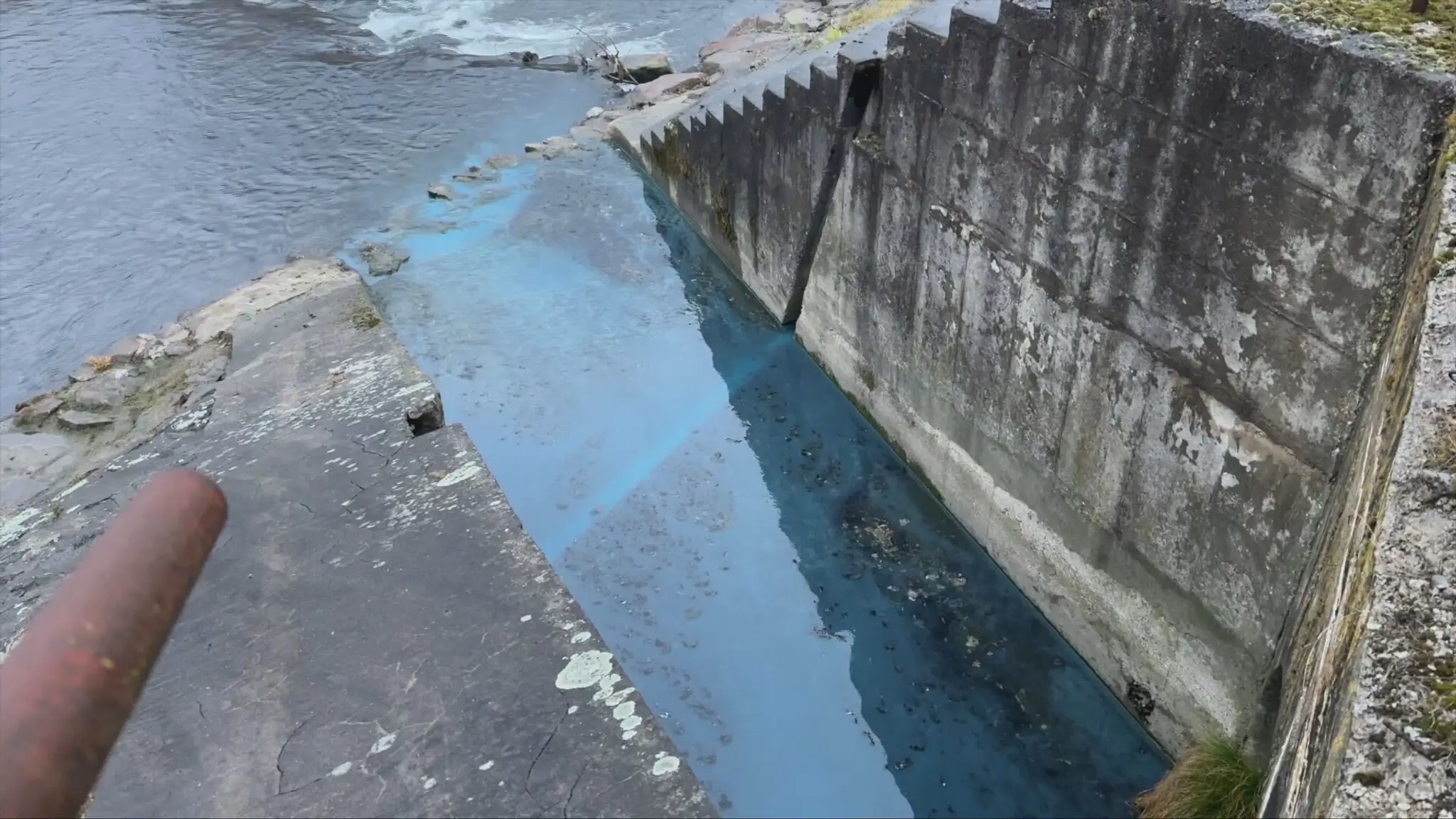 Modrá tekutina v rieke Turiec