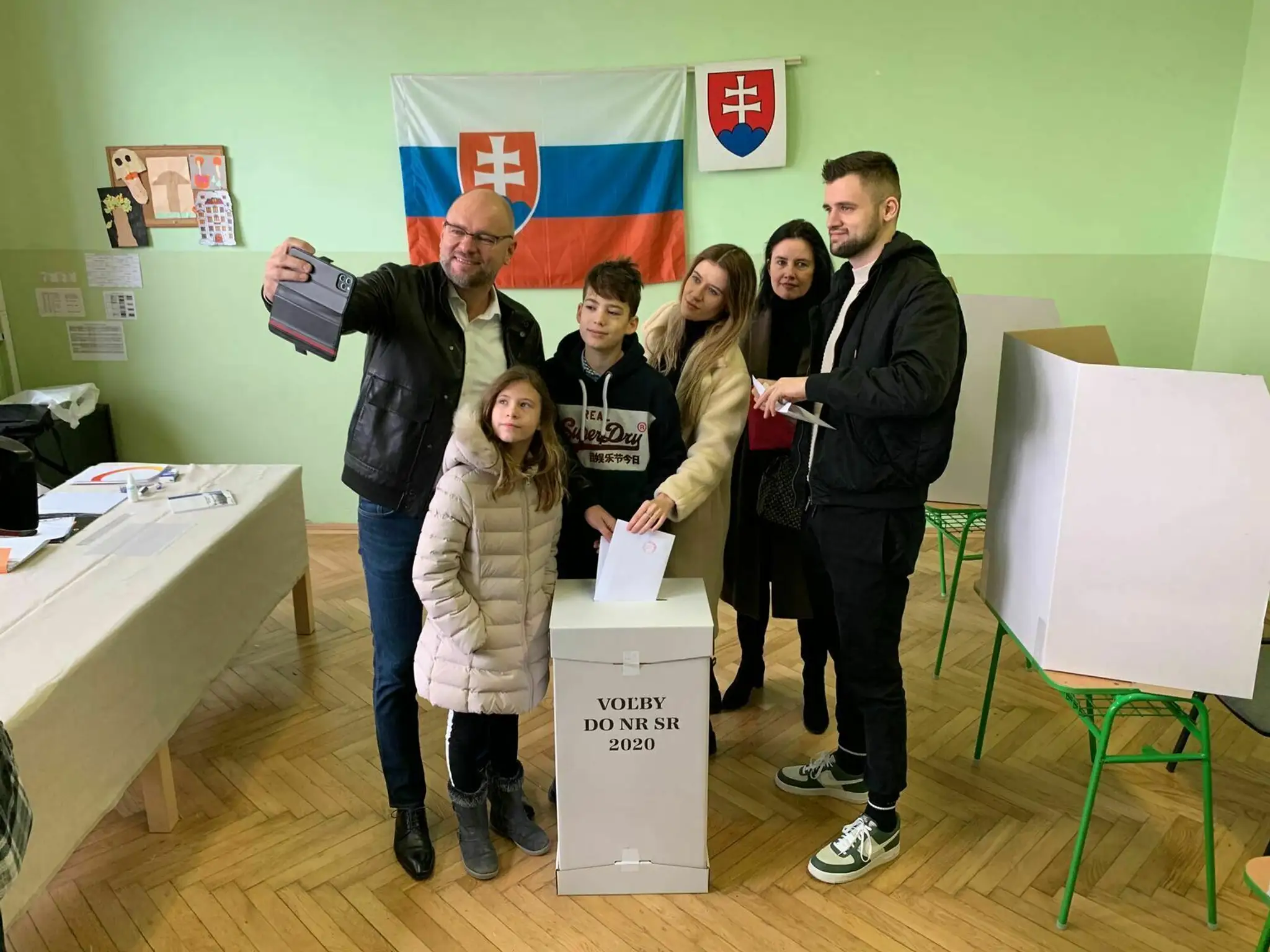 Hlasujúci v najmladšej obci Bratislavského kraja v Novom Svete v okrese Senec.