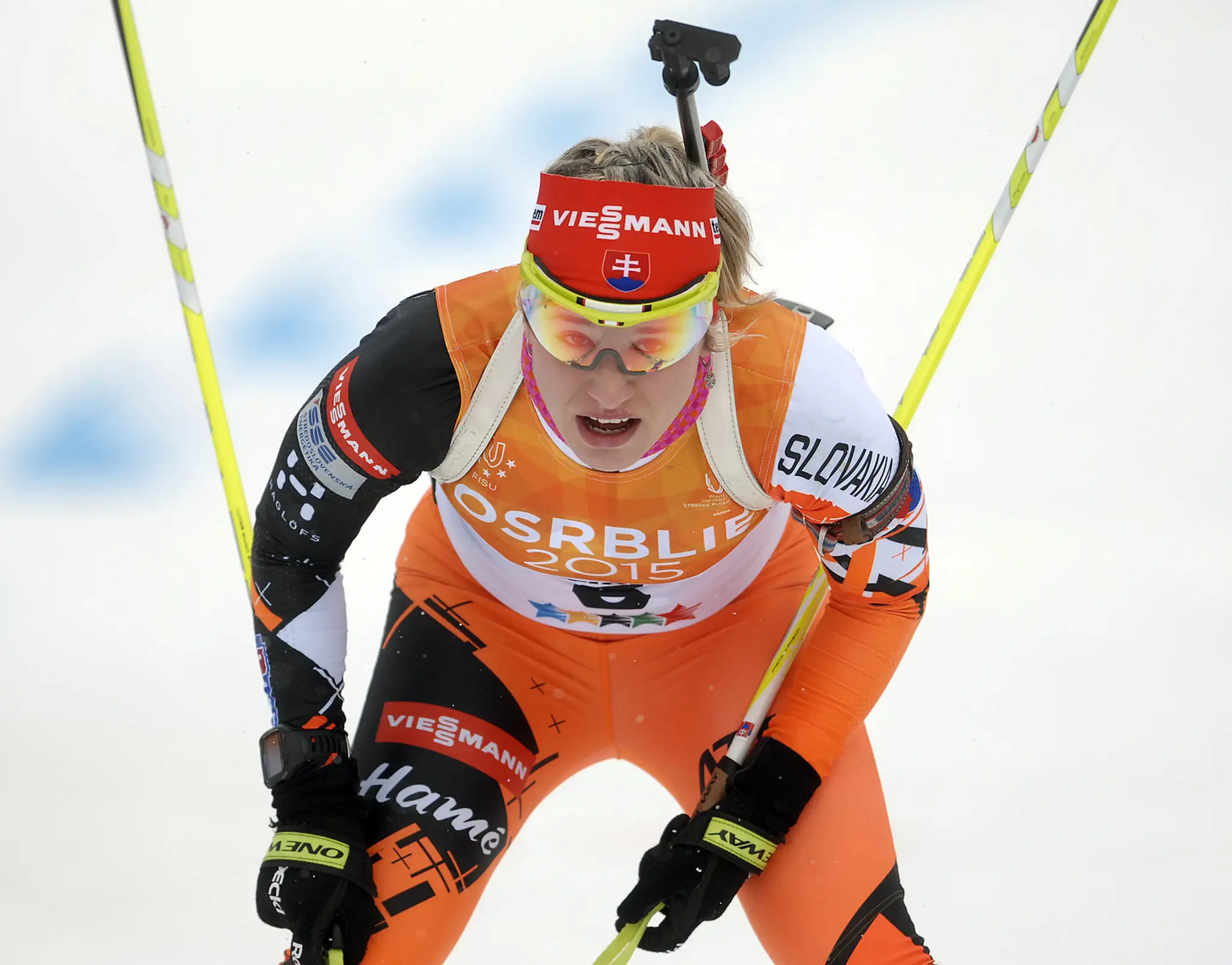 Zlatá Paulína Fialková v cieli rýchlostných pretekov na 7,5 km v biatlone na 27. svetovej zimnej univerziáde.