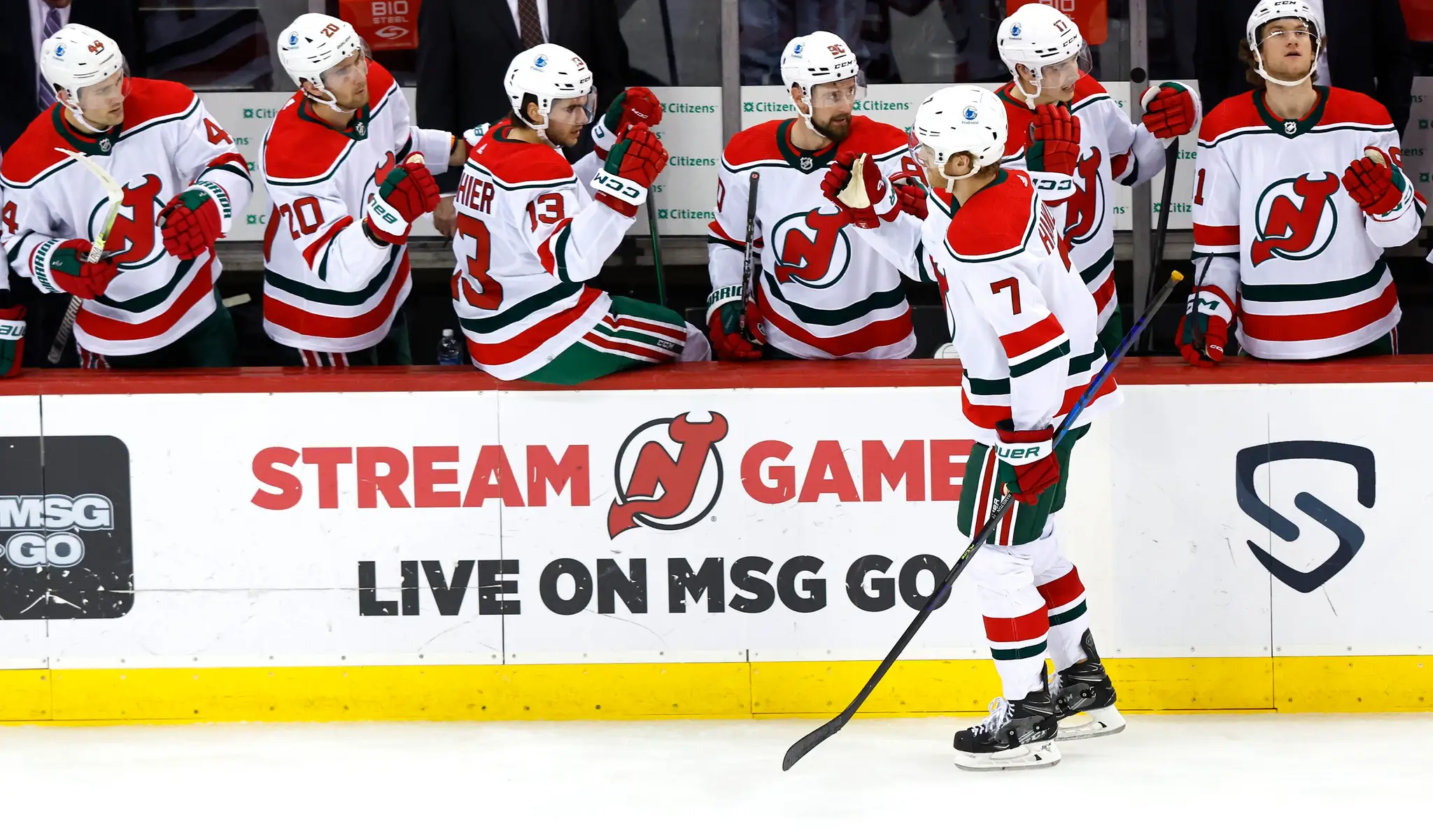 Dougie Hamilton oslavuje so spoluhráčmi z New Jersey gól proti Ottawe.