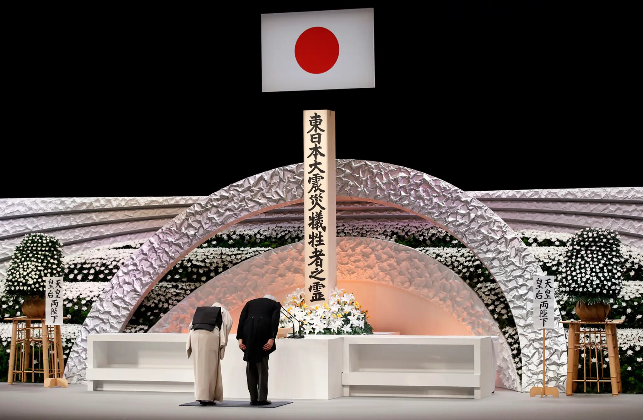 Japonský cisársky pár Akihito a Mičiko si uctili pamiatku obetí zemetrasenia a prívalových vĺn cunami z 11. marca 2011