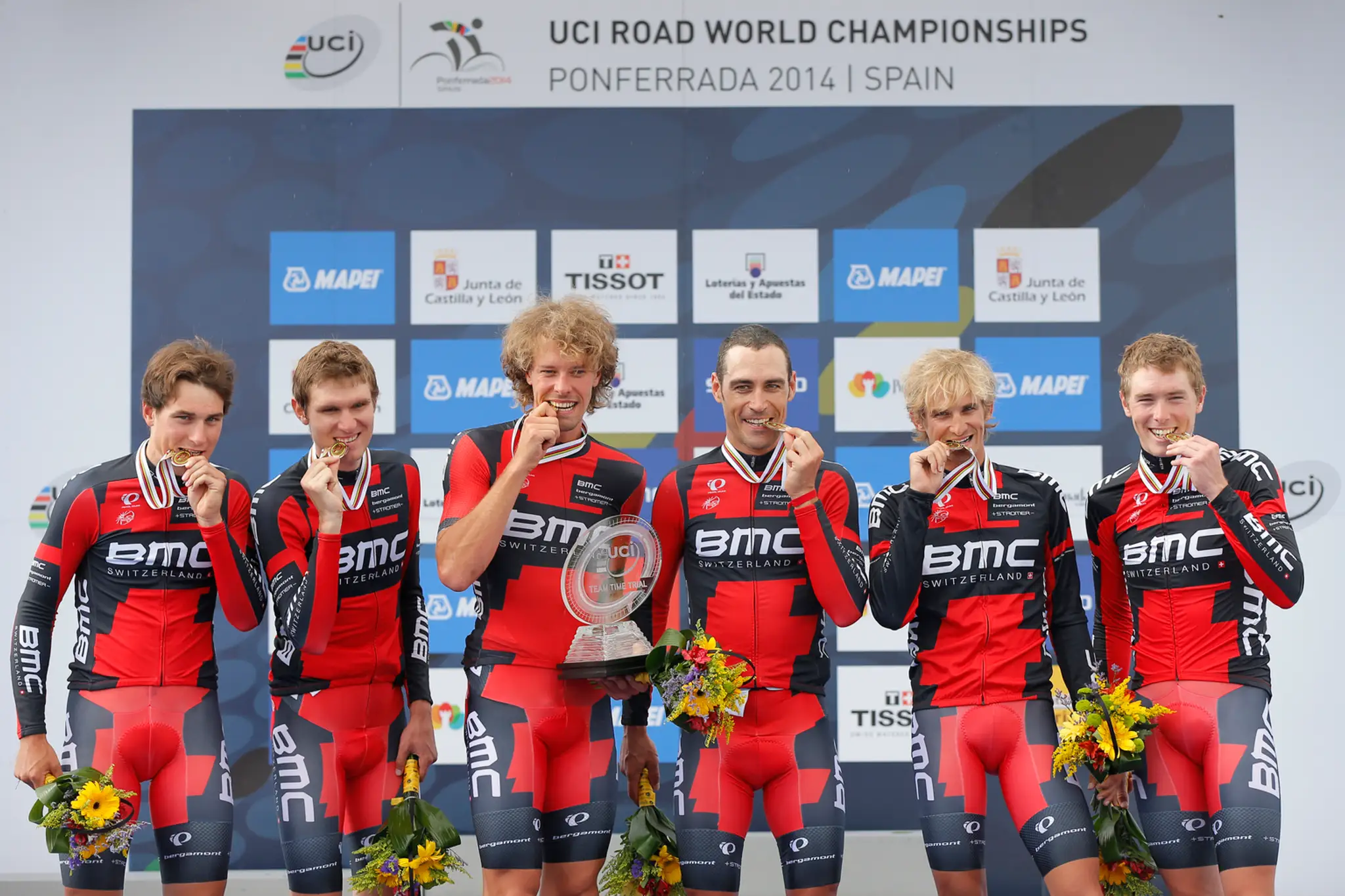 Peter Velits s kolegami z BMC Racing hryzú zlaté medaily po triumfe v tímovej časovke na MS v cestnej cyklistike. 21. septembra