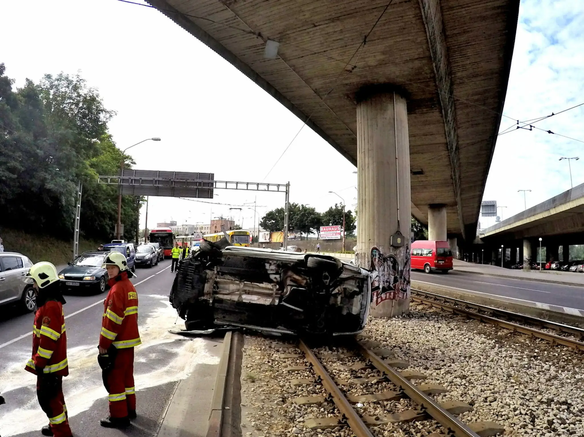 Prevrátené auto pod mostom Lafranconi