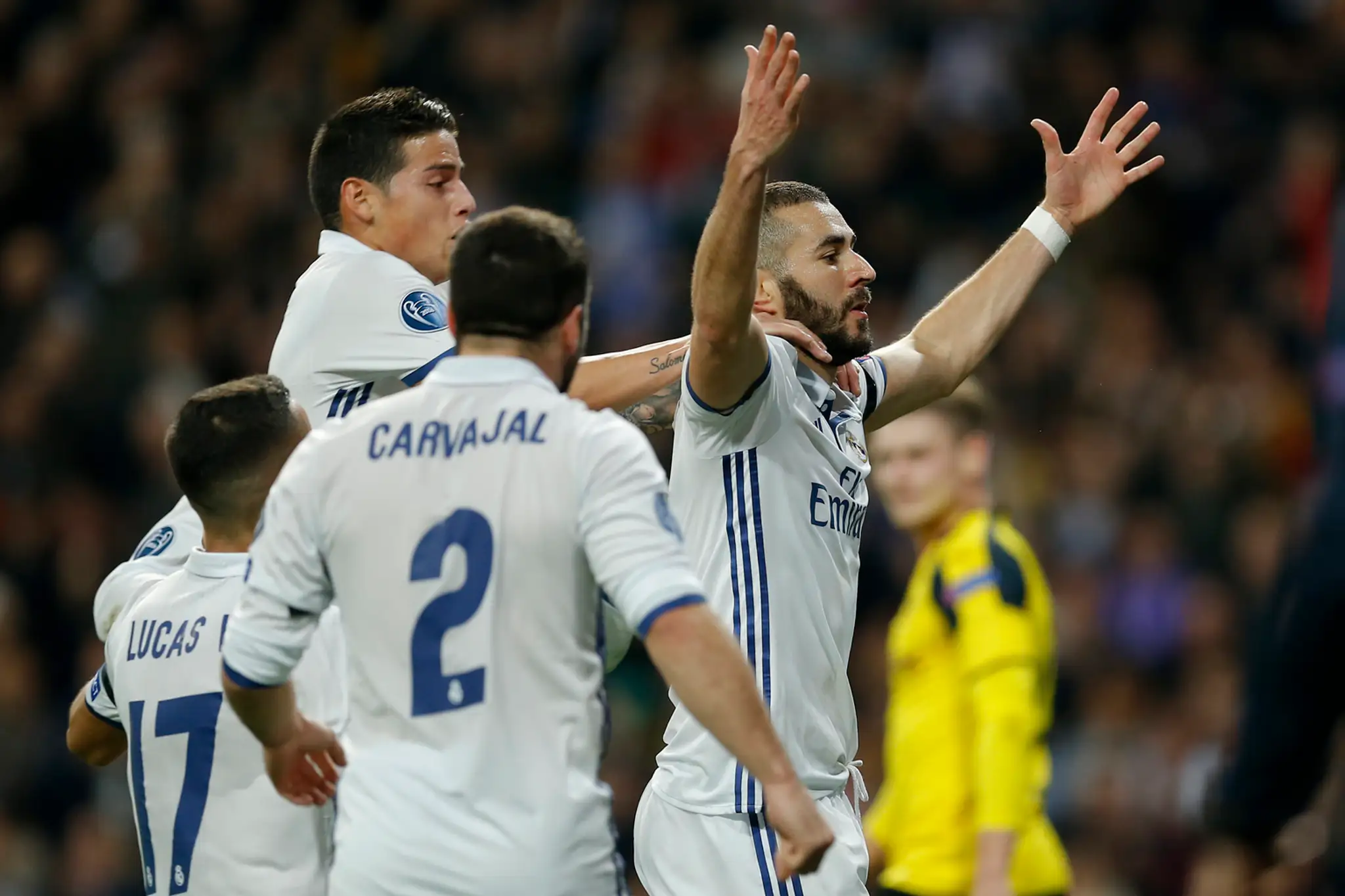 Karim Benzema (vpravo) z Realu Madrid jasá po góle do siete Dortmundu v dueli LM.