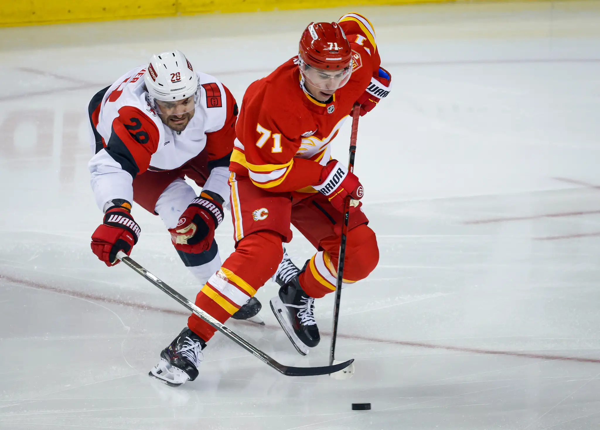 Na snímke slovenský hokejista v drese Calgary Flames Šimon Nemec.