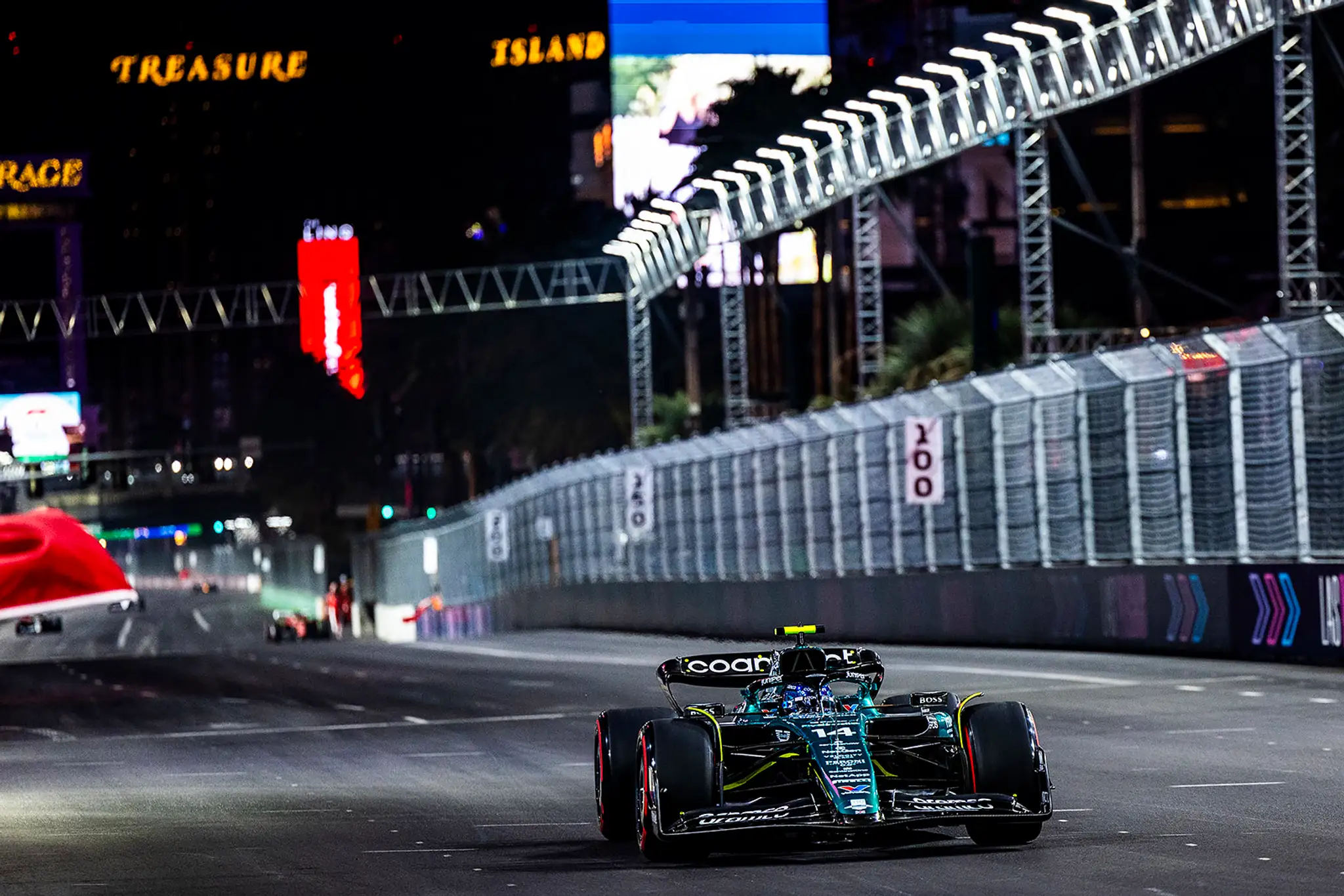 Fernando Alonso z tímu Aston Martin na VC Las Vegas.