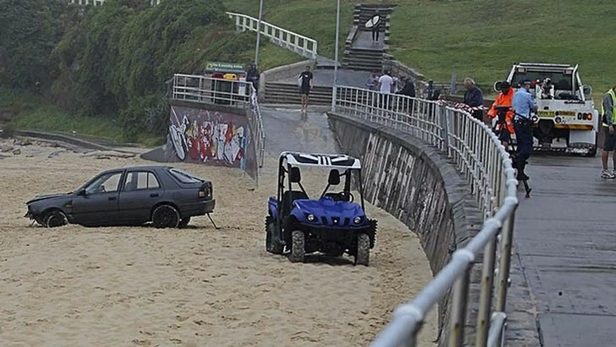 Nekontrolovateľné auto sa rútilo po pláži v Sydney