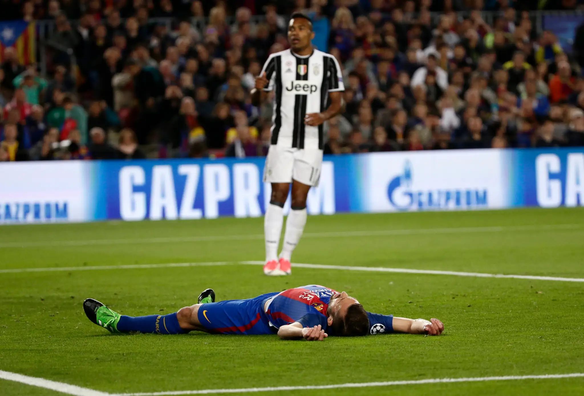 Jordi Alba z Barcelony leží na trávniku v odvetnom štvrťfinále LM proti Juventusu.